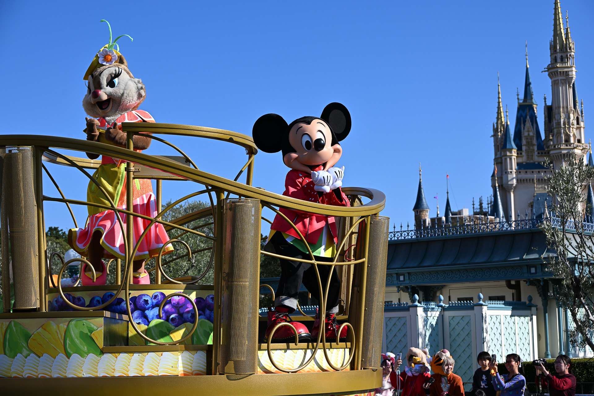 ボーカルのミッキーマウスを中心にロックでポップなライブを展開！