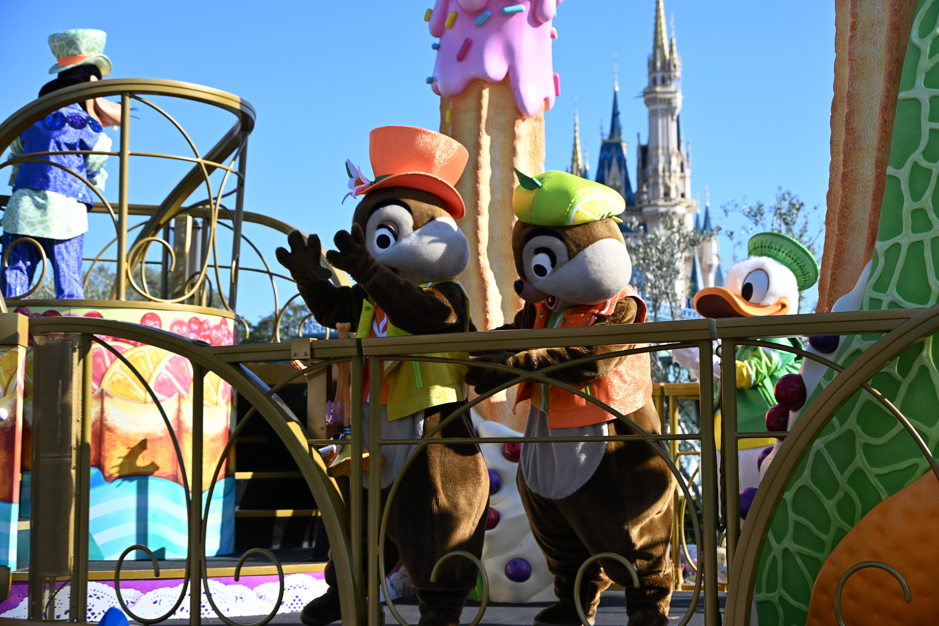 ボーカルのミッキーマウスを中心にロックでポップなライブを展開！