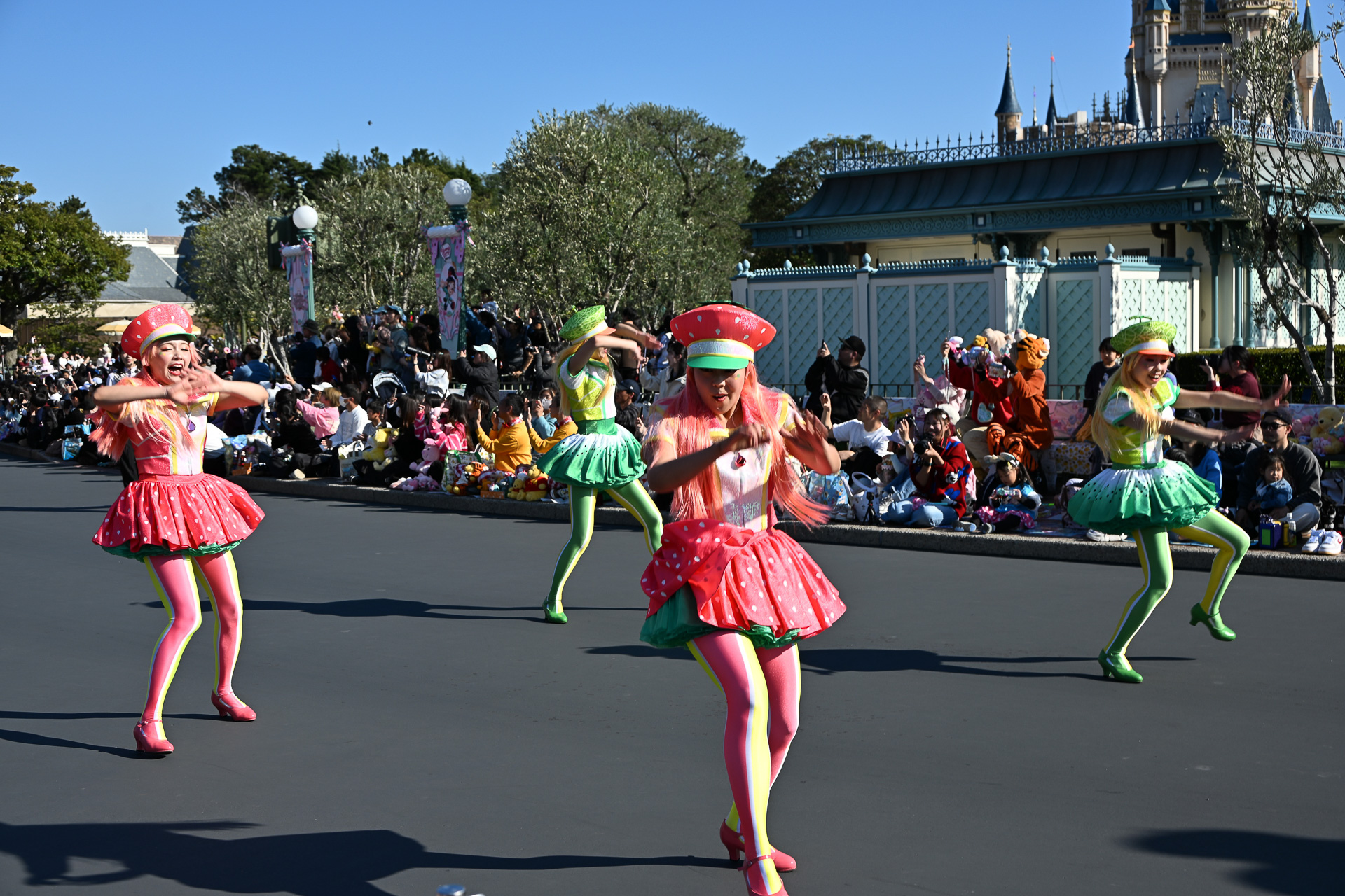 それぞれのスイートな衣装にも注目を