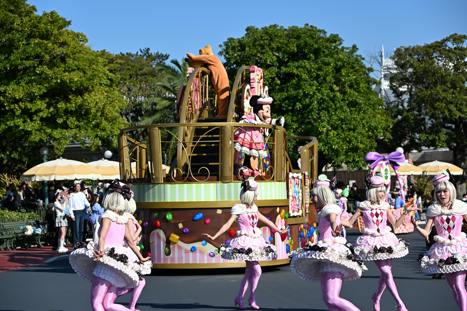 「スウィーツ・ギャラリー」のフロートにはミニーマウス