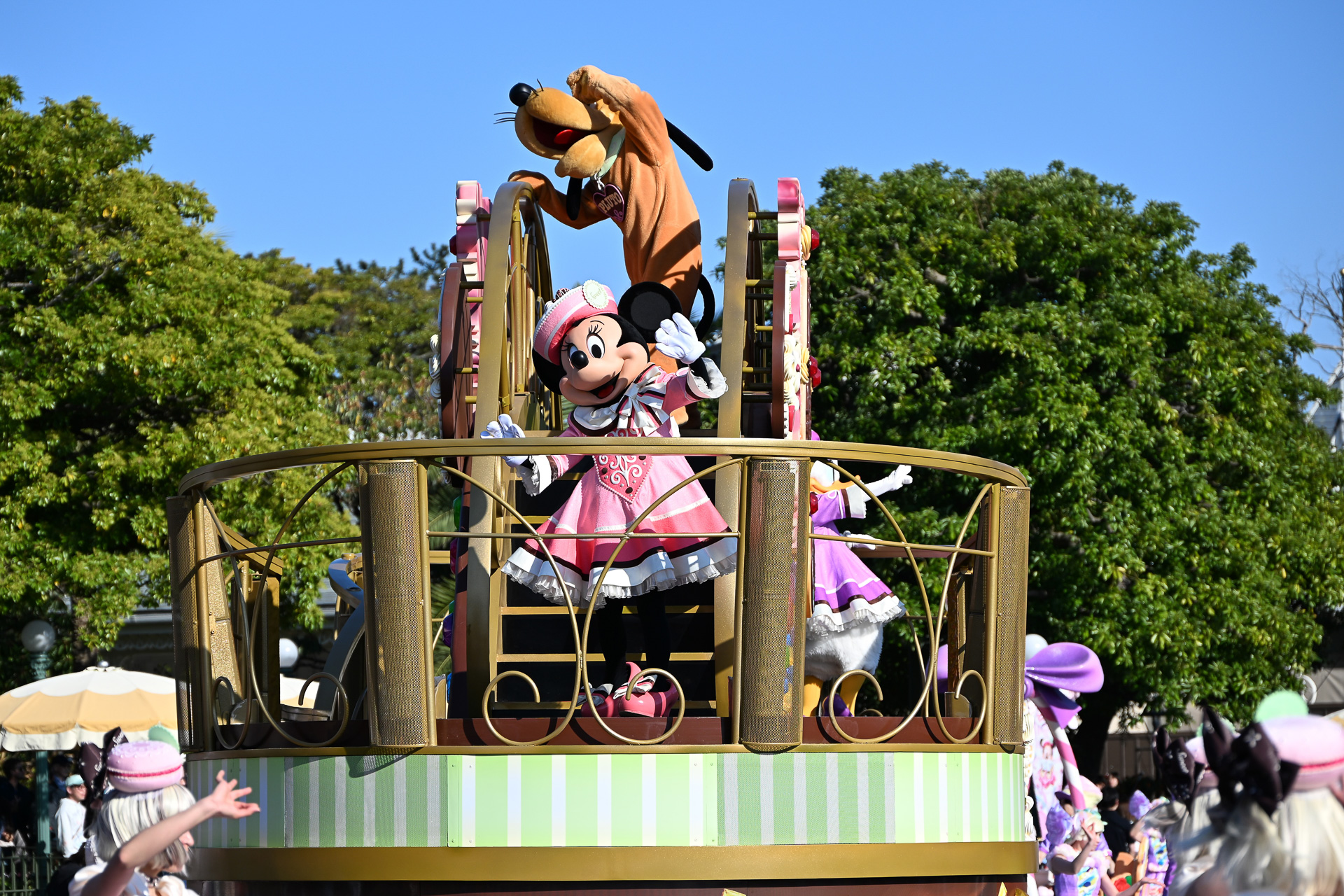 「スウィーツ・ギャラリー」のフロートにはミニーマウス