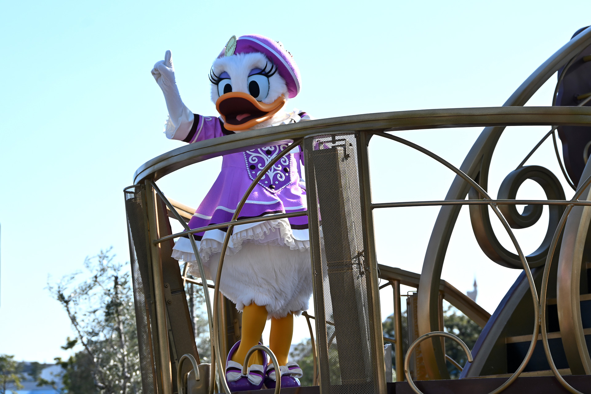 チョコレートやマカロンで彩られたガイドの衣装で、お菓子で作られた芸術作品を紹介