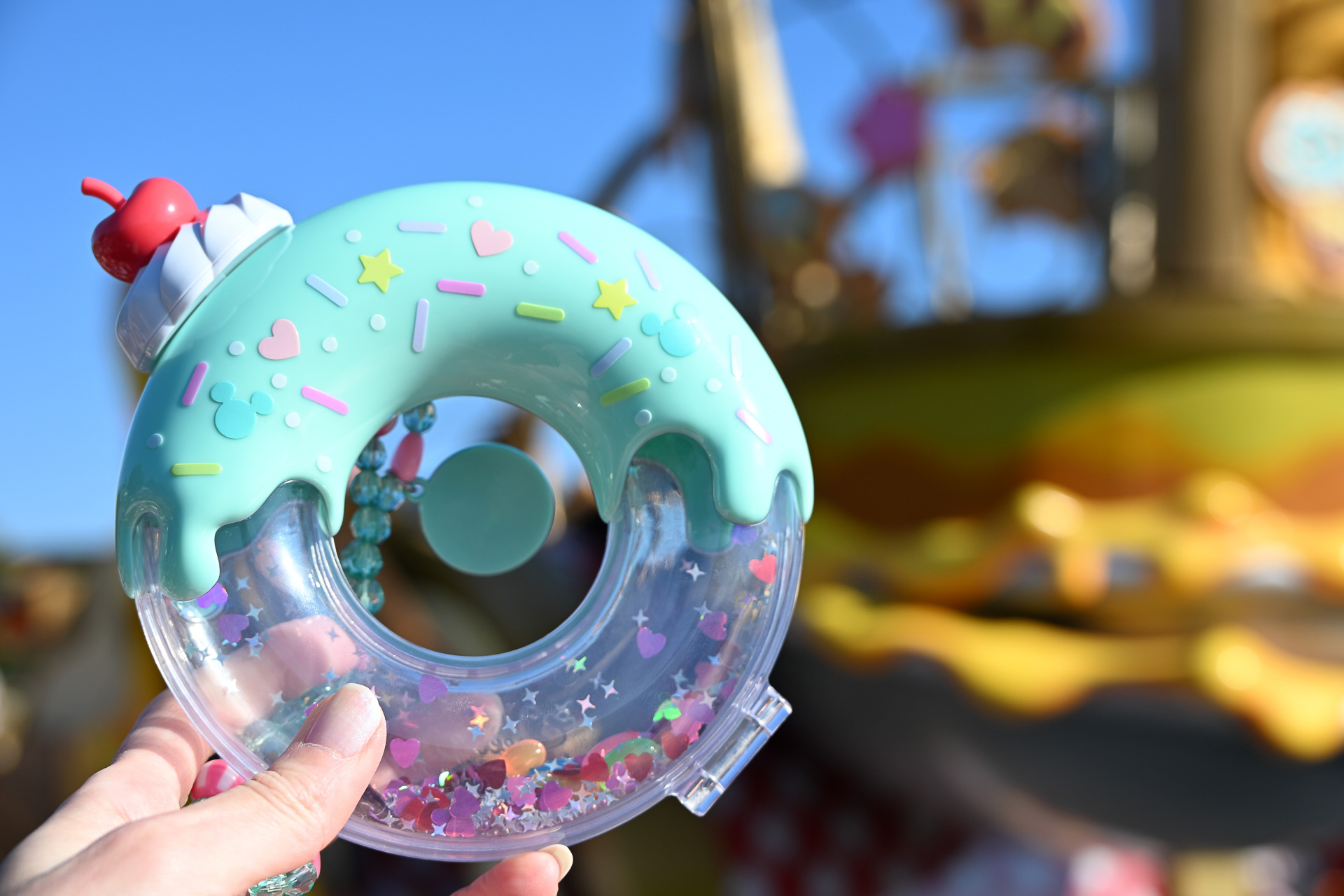 パレード中はふりふりして音を出そう。別売りのチャームやシールでデコレーションもできる