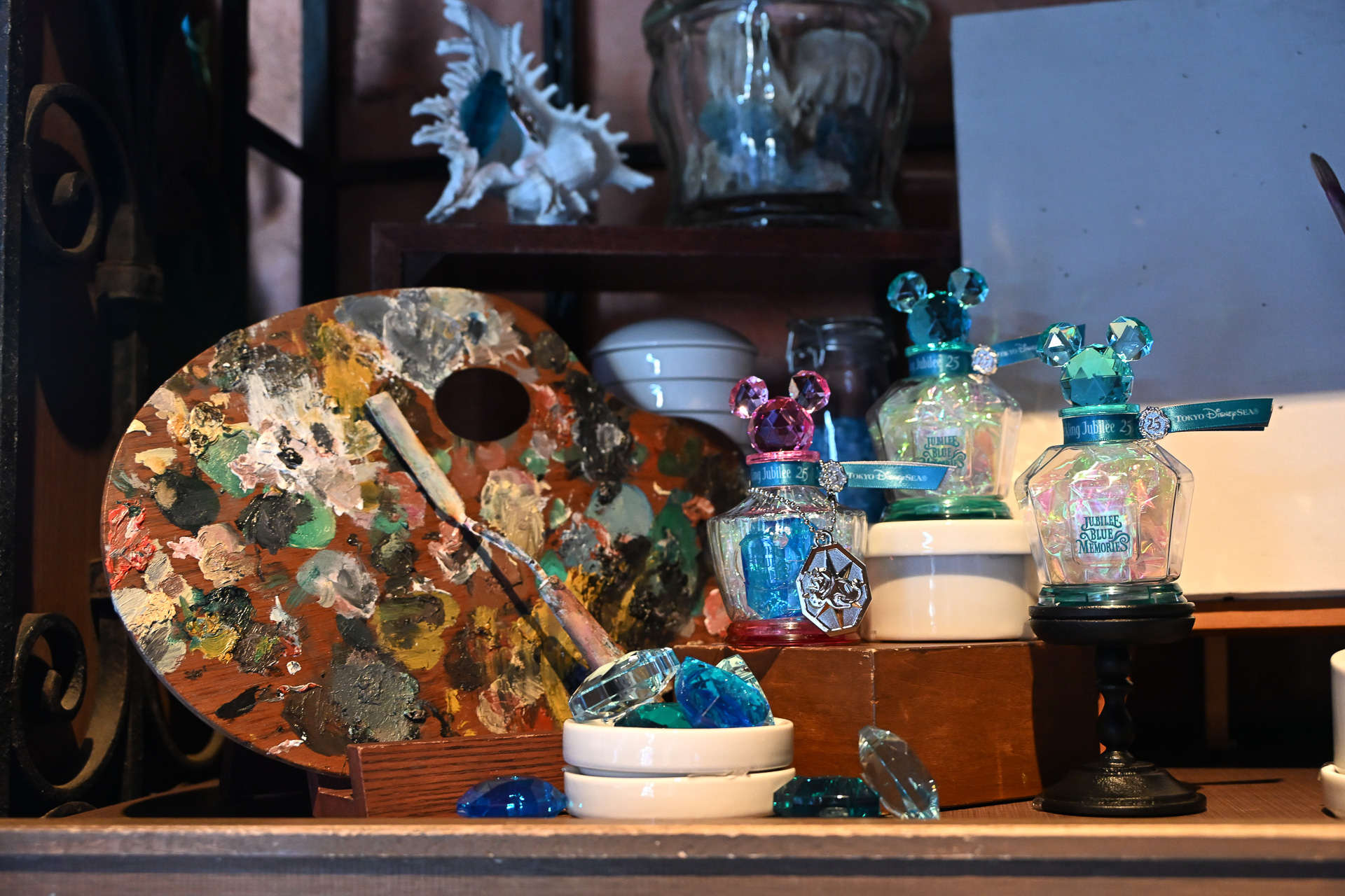 画家のゆかりの品々と思われる道具が並ぶ