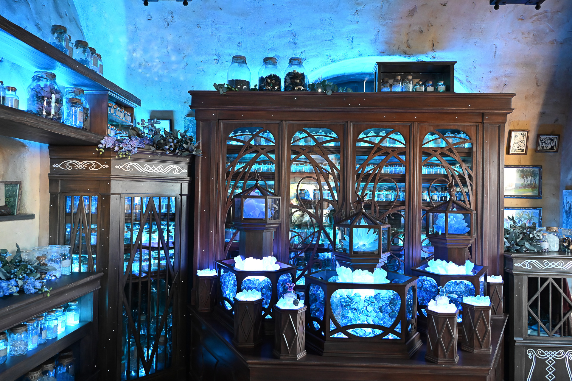 ボトルを手に奥の特別なエリアへ