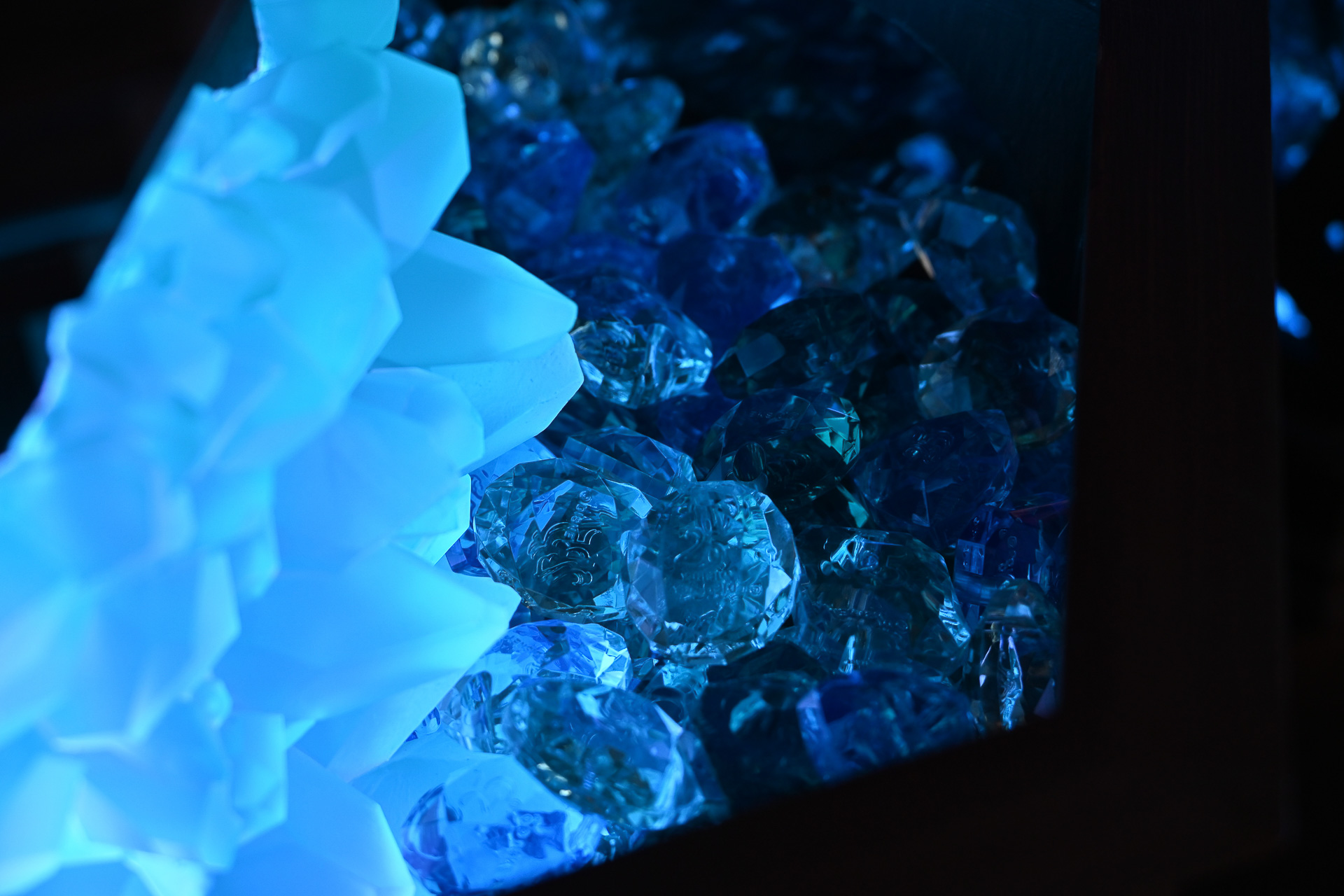 目を閉じてそっと“ジュビリーブルーストーン”をひとつ選ぶ