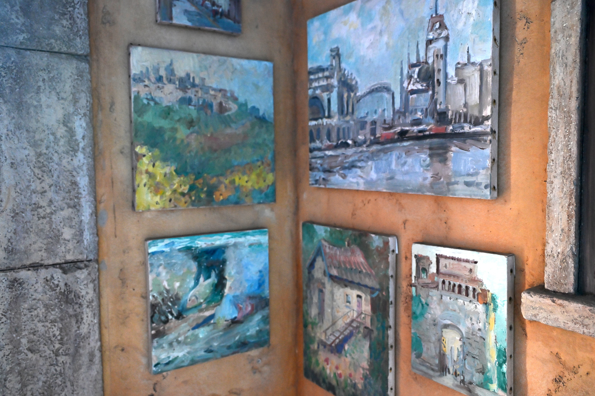 目を閉じてそっと“ジュビリーブルーストーン”をひとつ選ぶ