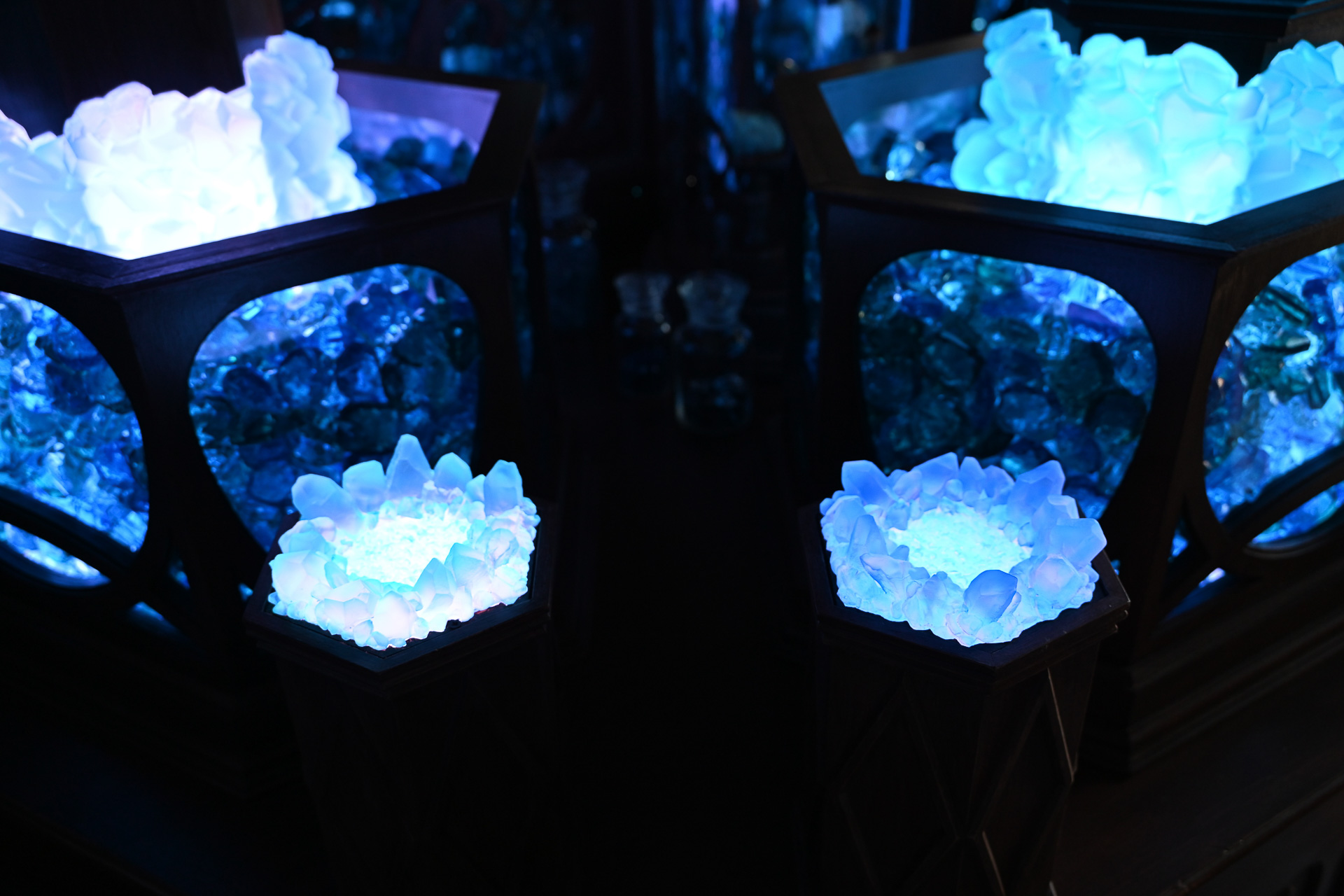 目を閉じてそっと“ジュビリーブルーストーン”をひとつ選ぶ