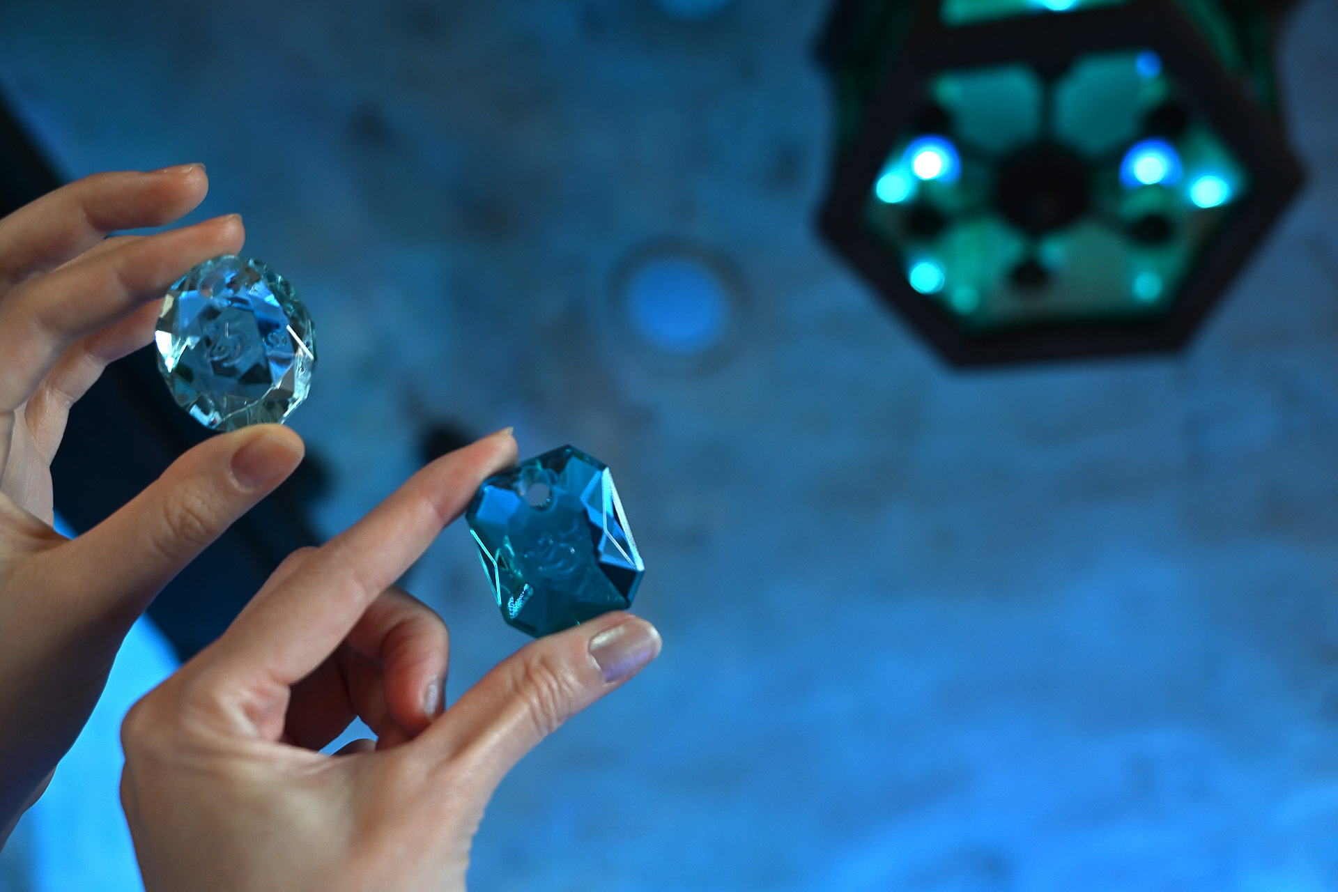 手にしたストーンをキラキラさせると万華鏡のように見える