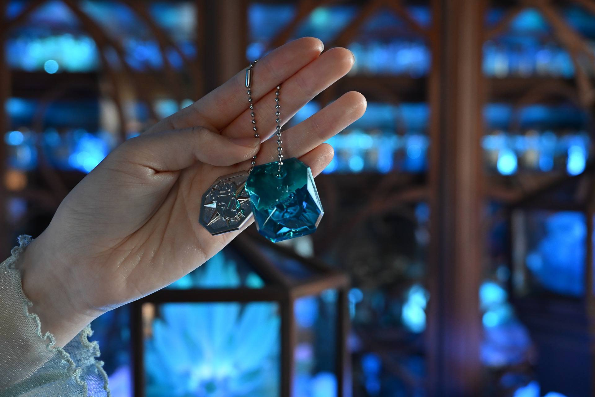 ストーンのホールに付属のチェーンを通せばキーホルダーにもなる