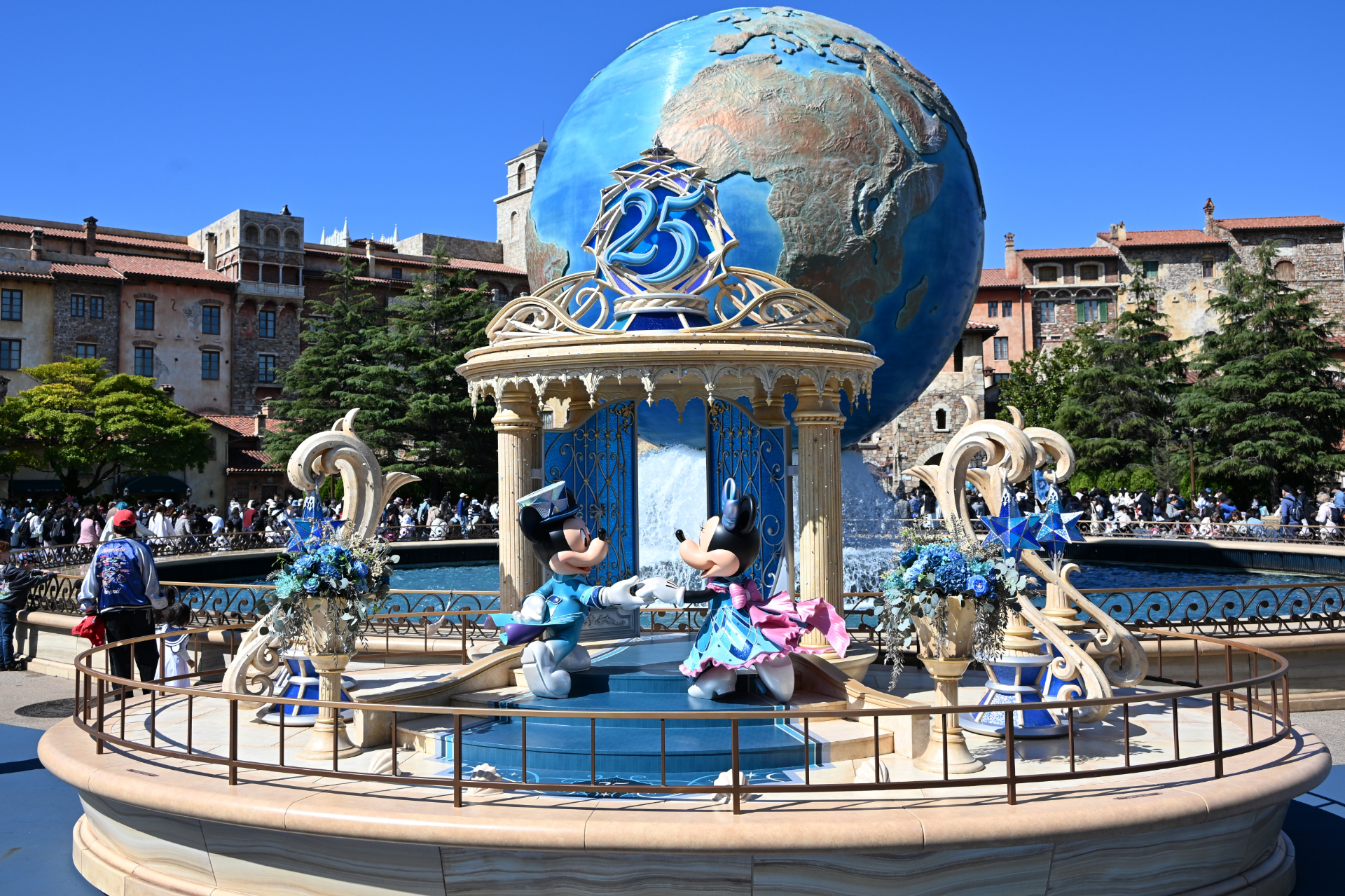 25周年をお祝いするデコレーションが「ディズニーシー・アクアスフィア」前に登場