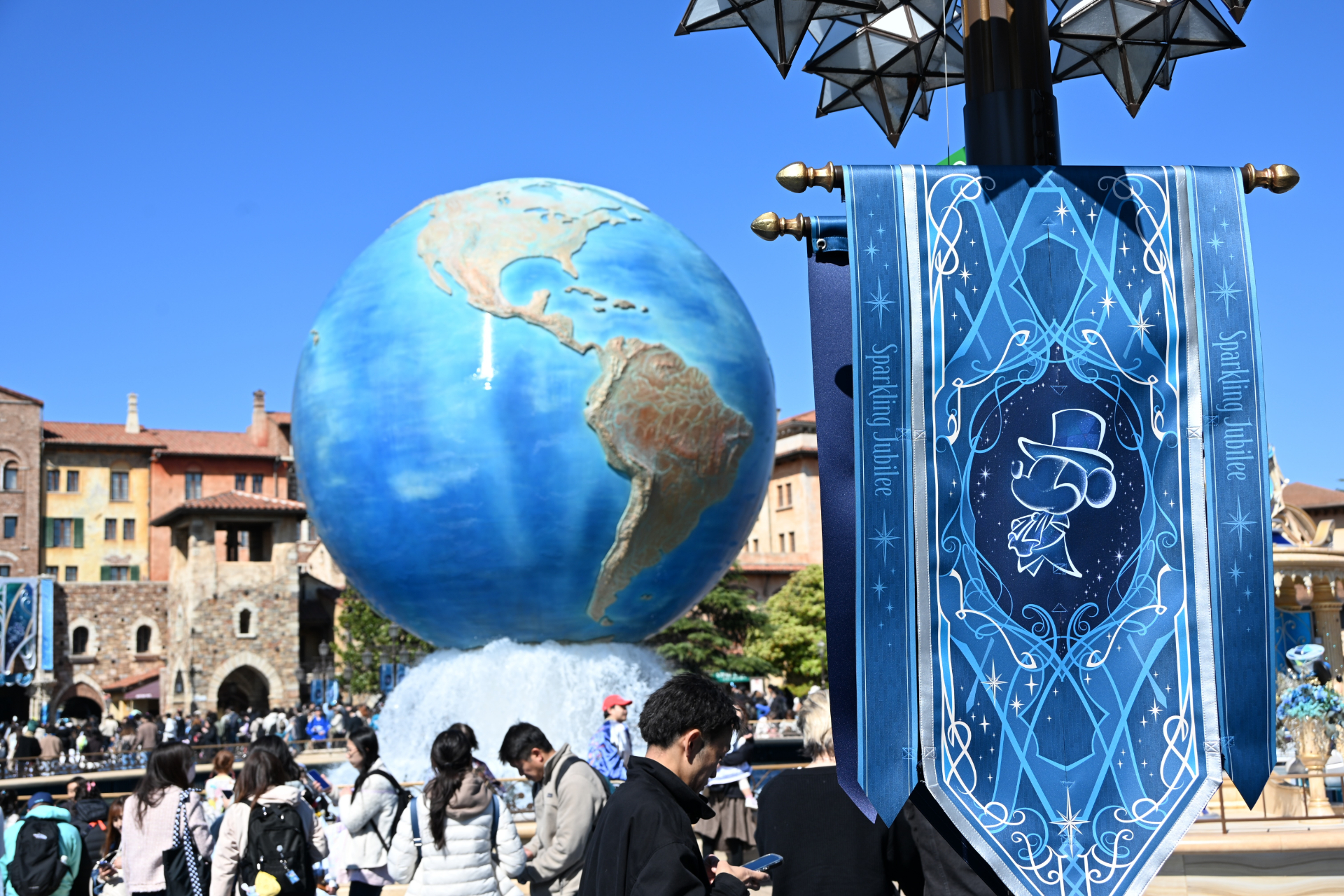 25周年をお祝いするデコレーションが「ディズニーシー・アクアスフィア」前に登場