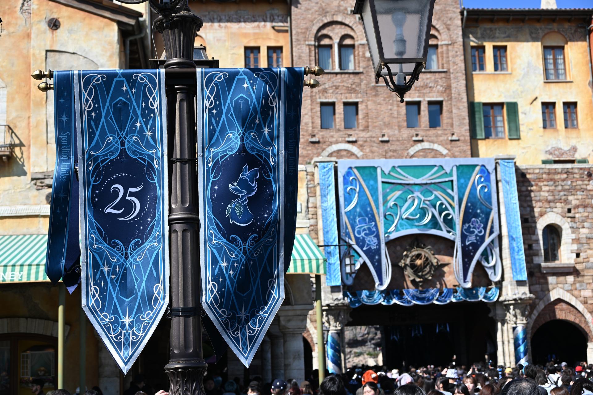 周囲にもバナーなどが飾られている