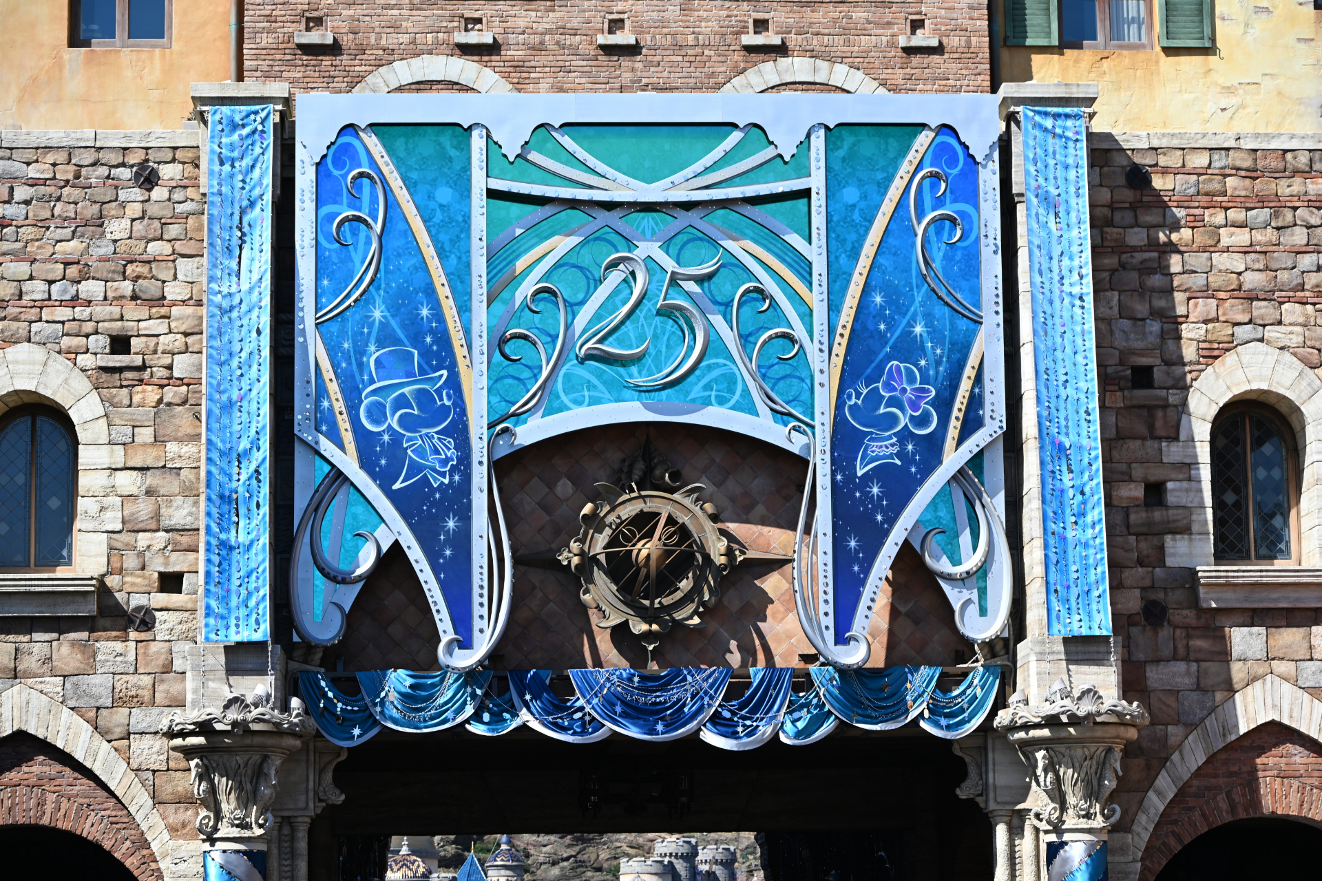 ミラコスタ通りの入り口には巨大な周年バナー