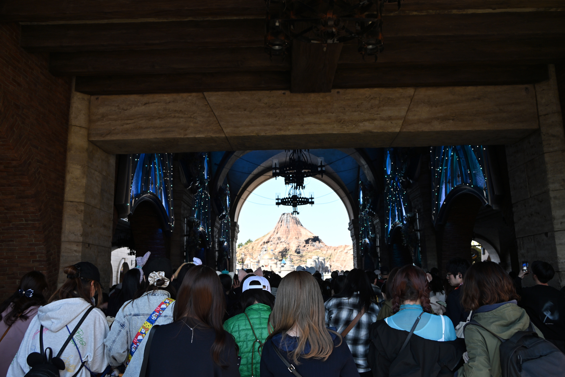 各ポートにも“ジュビリーブルー”をあしらった装飾