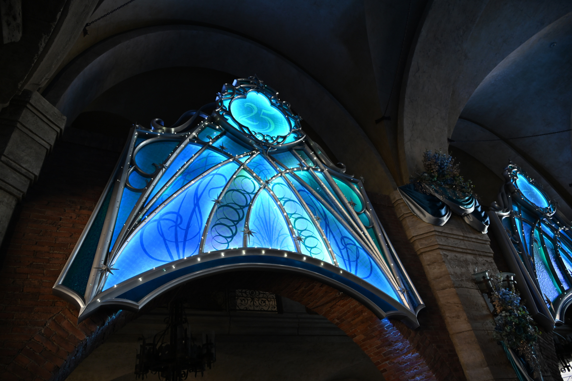 各ポートにも“ジュビリーブルー”をあしらった装飾