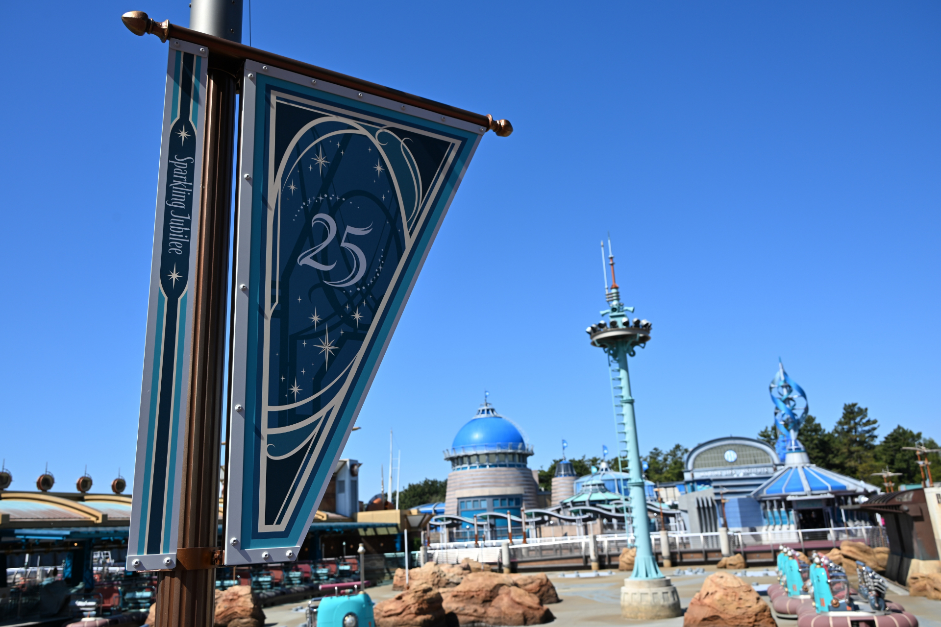 各テーマポートのバナーやデコレーションも25周年仕様だ！