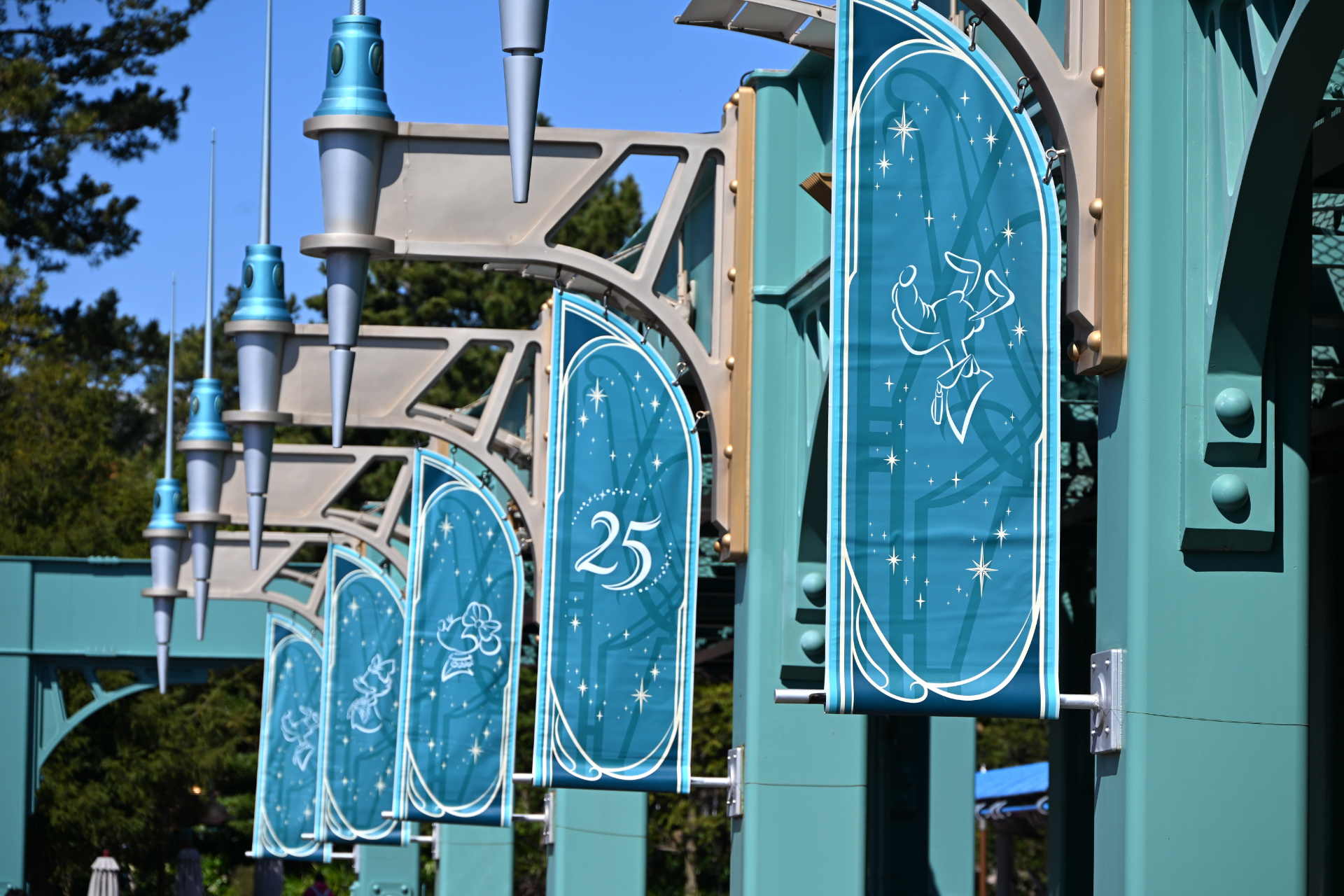 各テーマポートのバナーやデコレーションも25周年仕様だ！