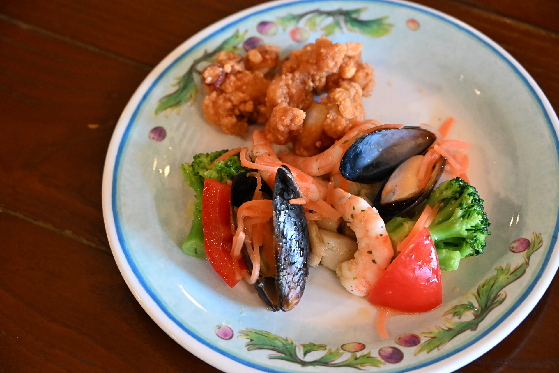 タコのフリットとシーフードサラダ、魚介をふんだんに使い、彩り鮮やか。食欲をそそる