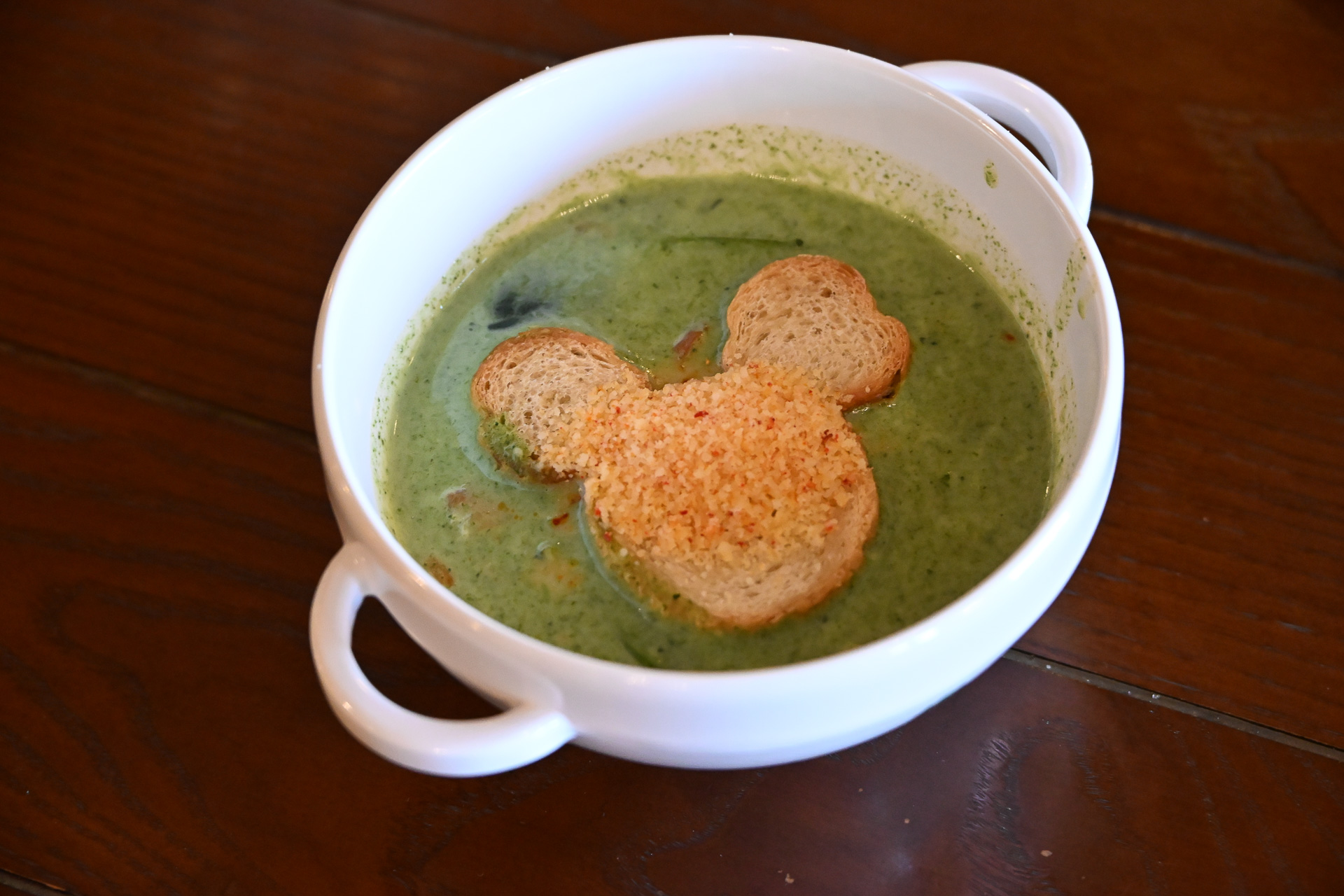 ほうれん草とパンチェッタのクリームスープ。パンチェッタの旨味がぎっしり！　具沢山で食べ応えあり