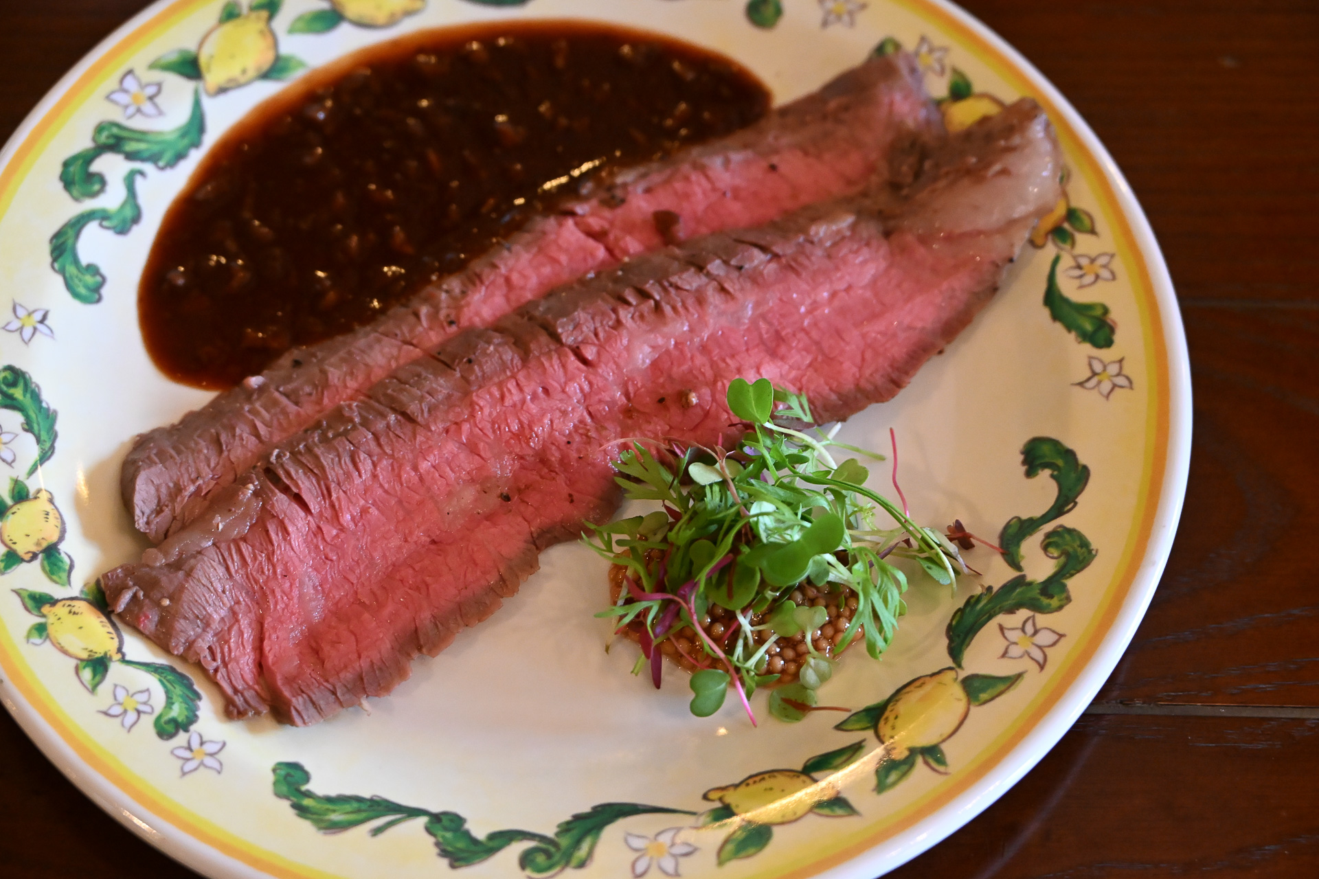 たっぷりソースを絡めて頬張れば、幸せが口いっぱいに！　ローストビーフ、マッシュルーム入りデミグラスソース