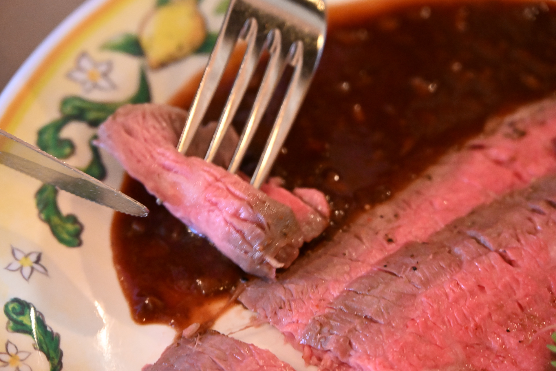 たっぷりソースを絡めて頬張れば、幸せが口いっぱいに！　ローストビーフ、マッシュルーム入りデミグラスソース