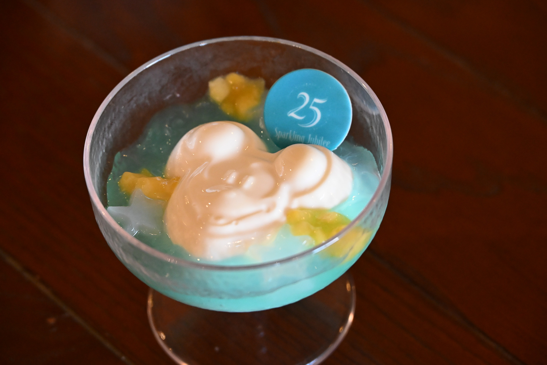 “ジュビリーブルー”の要素はデザートに。青いライチーゼリーがポイントだ