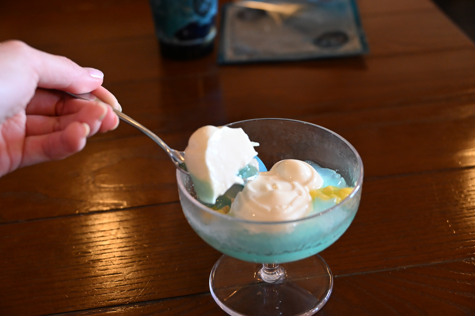 “ジュビリーブルー”の要素はデザートに。青いライチーゼリーがポイントだ