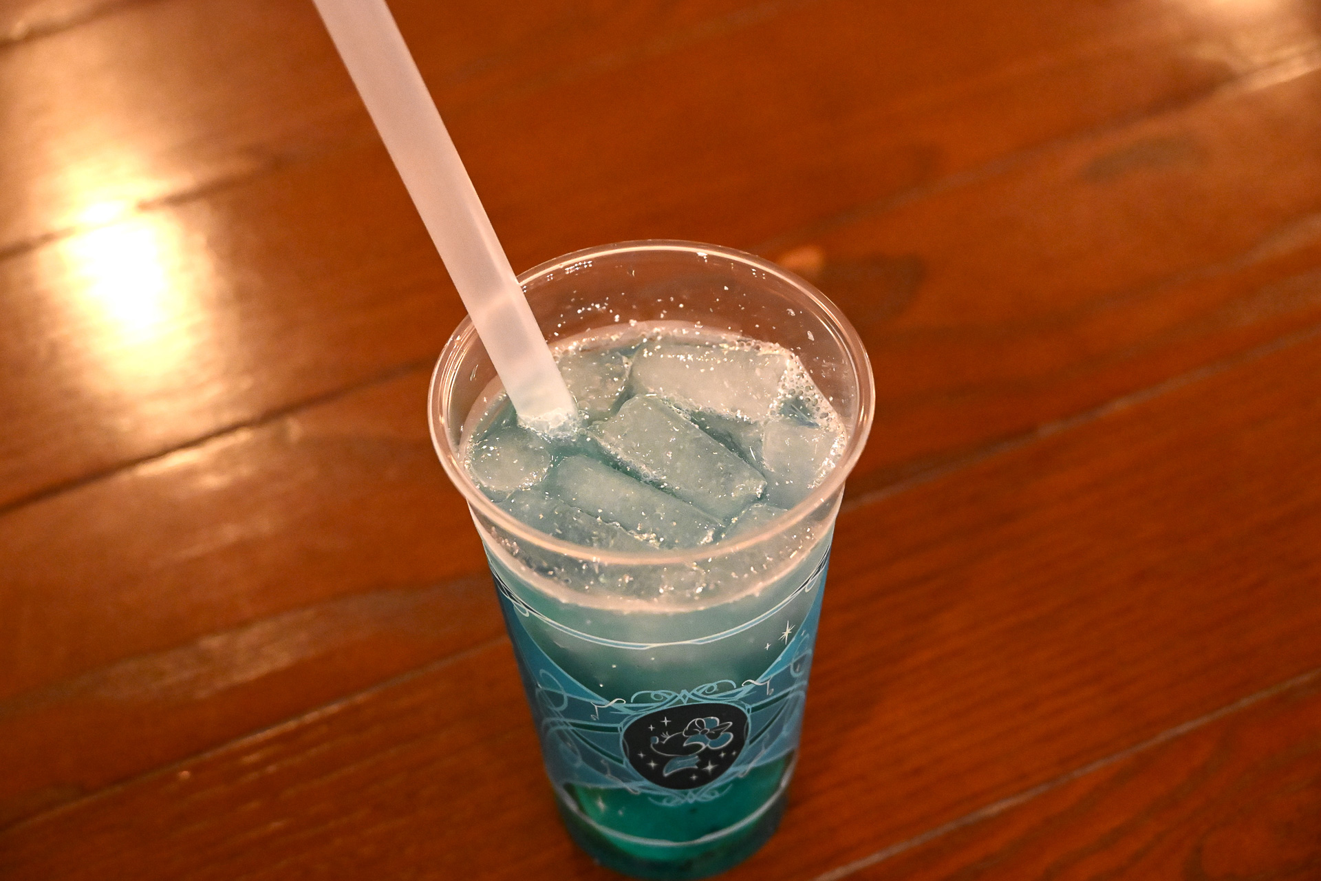 混ぜるとラメがキラキラ！　まるで水面のような1杯だ