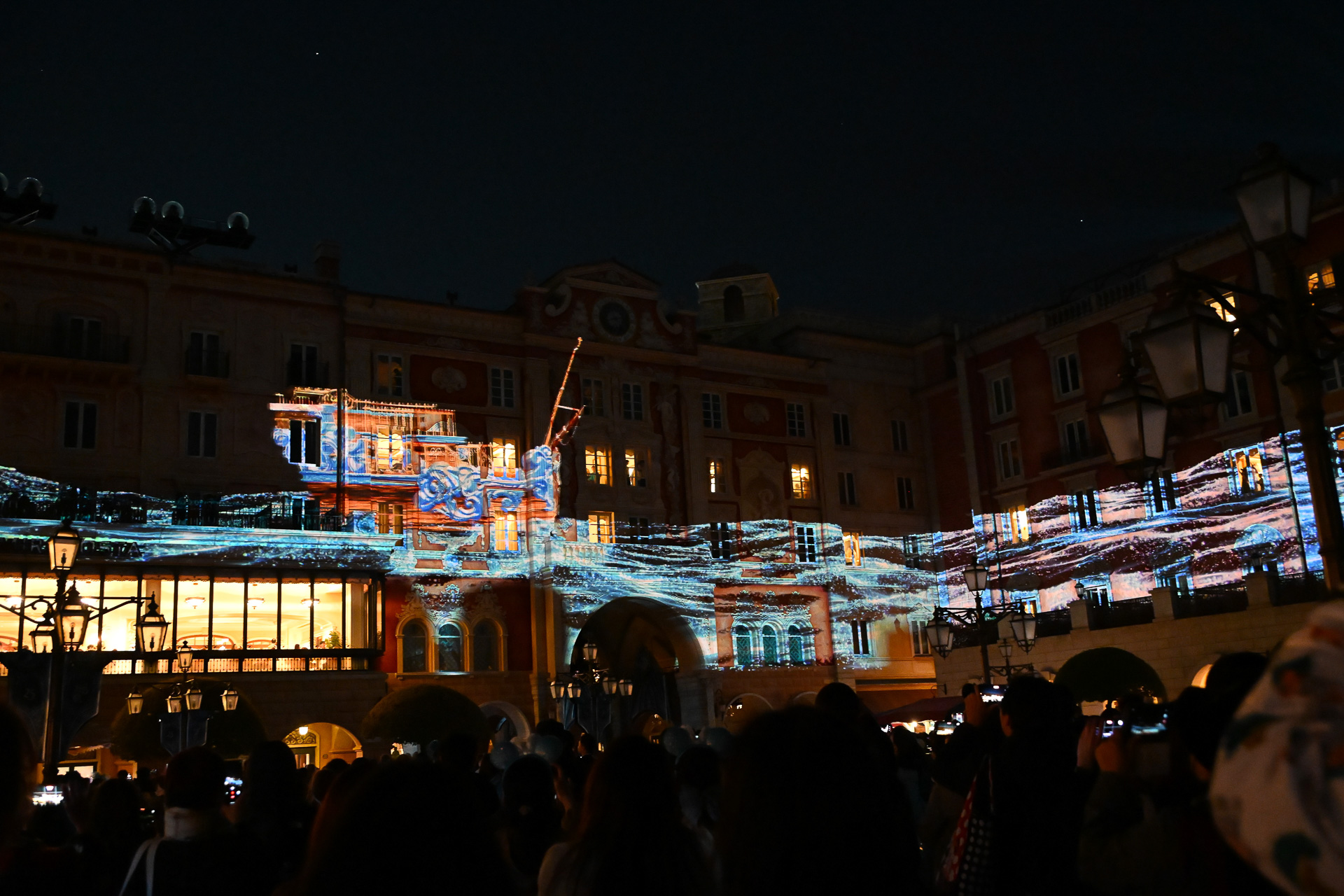 開園当時のエンタメで登場した船やカイトなどが映し出される