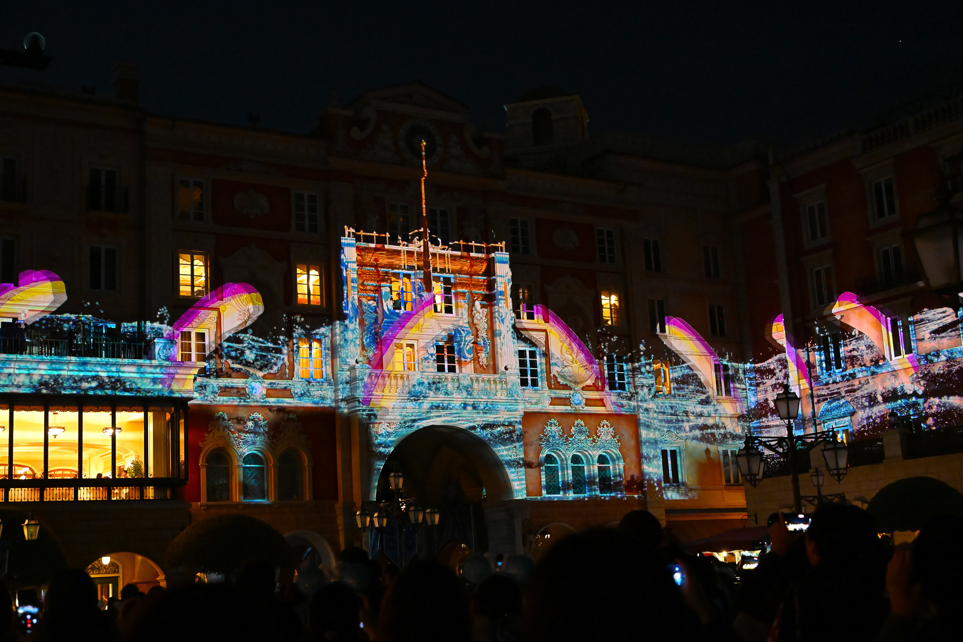 開園当時のエンタメで登場した船やカイトなどが映し出される