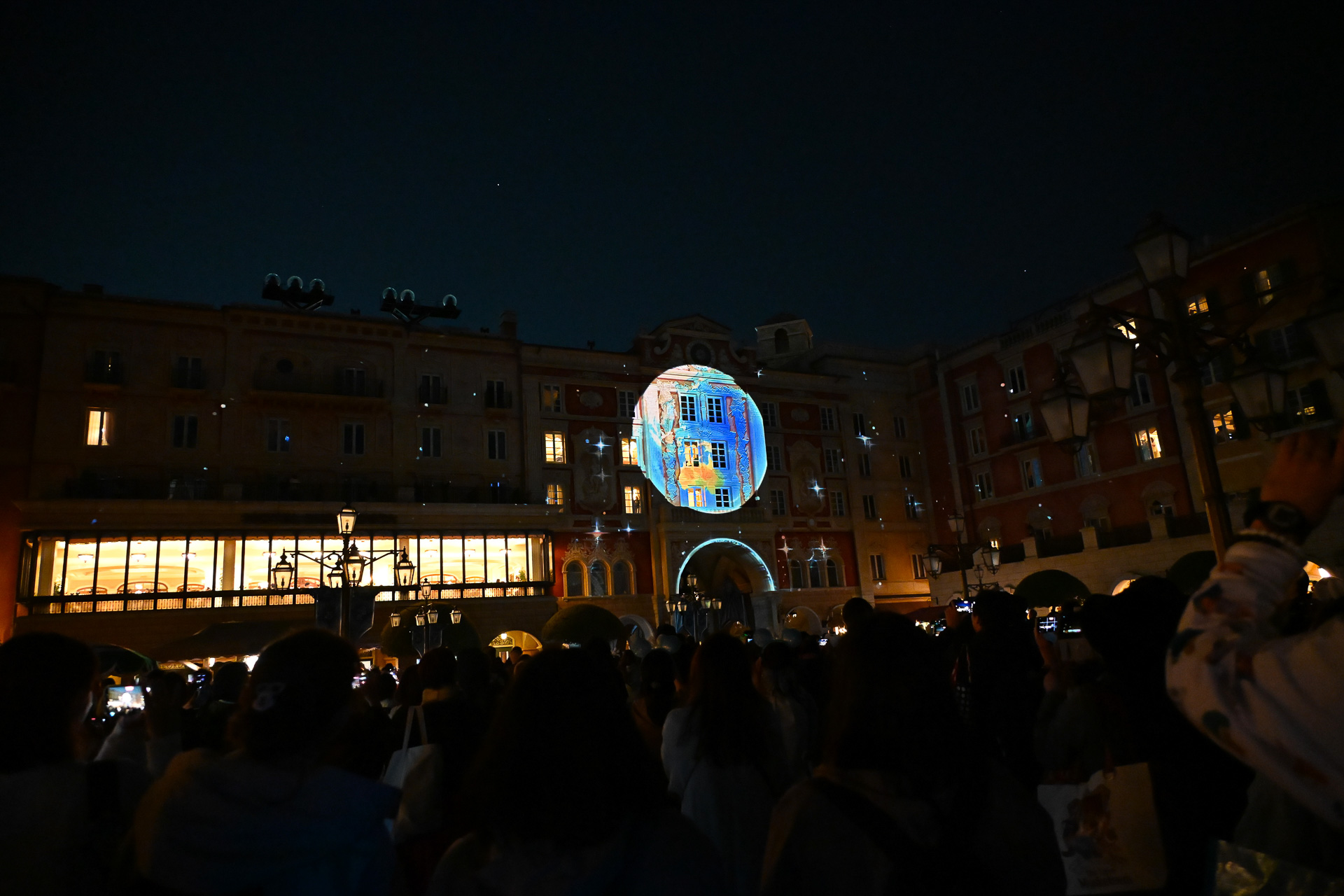 アクアスフィアを思わせる演出に始まり、次々と各テーマポートが映し出される