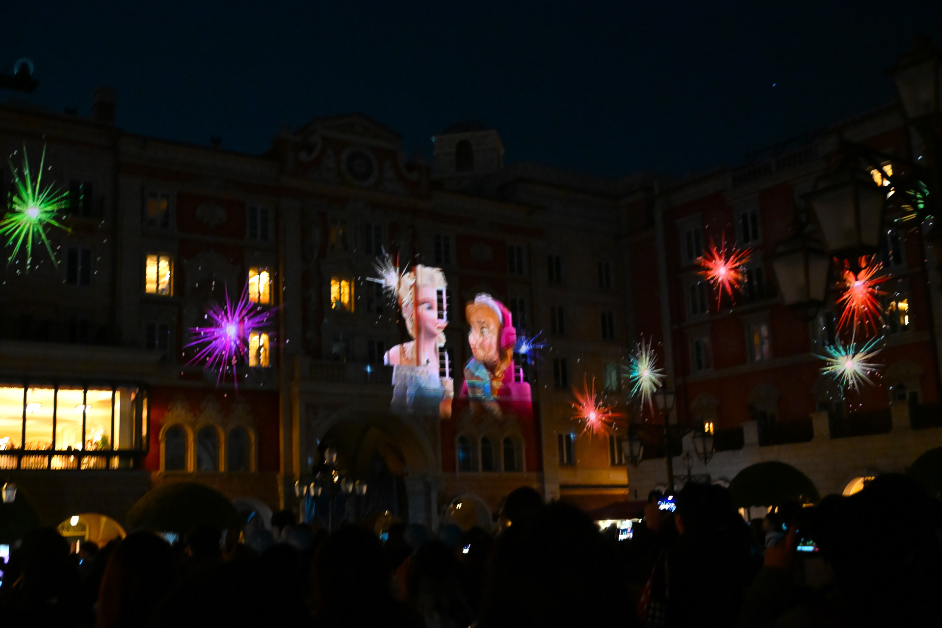 アナ雪にバズやウッディと、各ポートのアトラクションにまつわるキャラが勢揃い