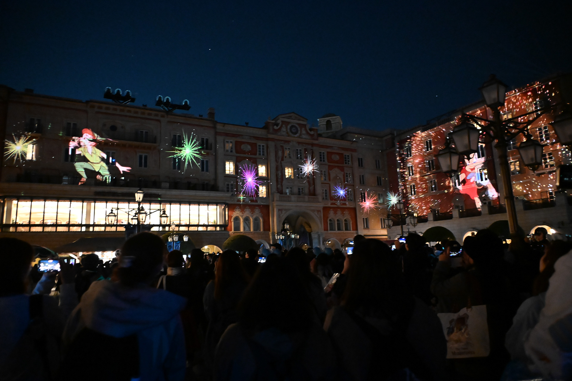 アナ雪にバズやウッディと、各ポートのアトラクションにまつわるキャラが勢揃い