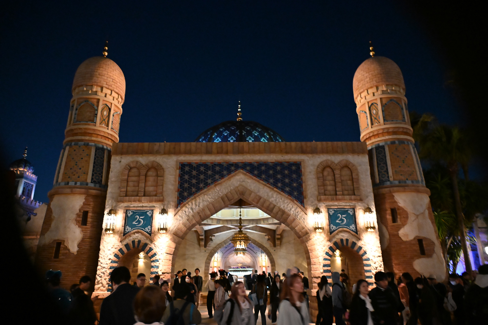 夜のアラビアンコーストでも、ジーニーが主役の環境演出を実施