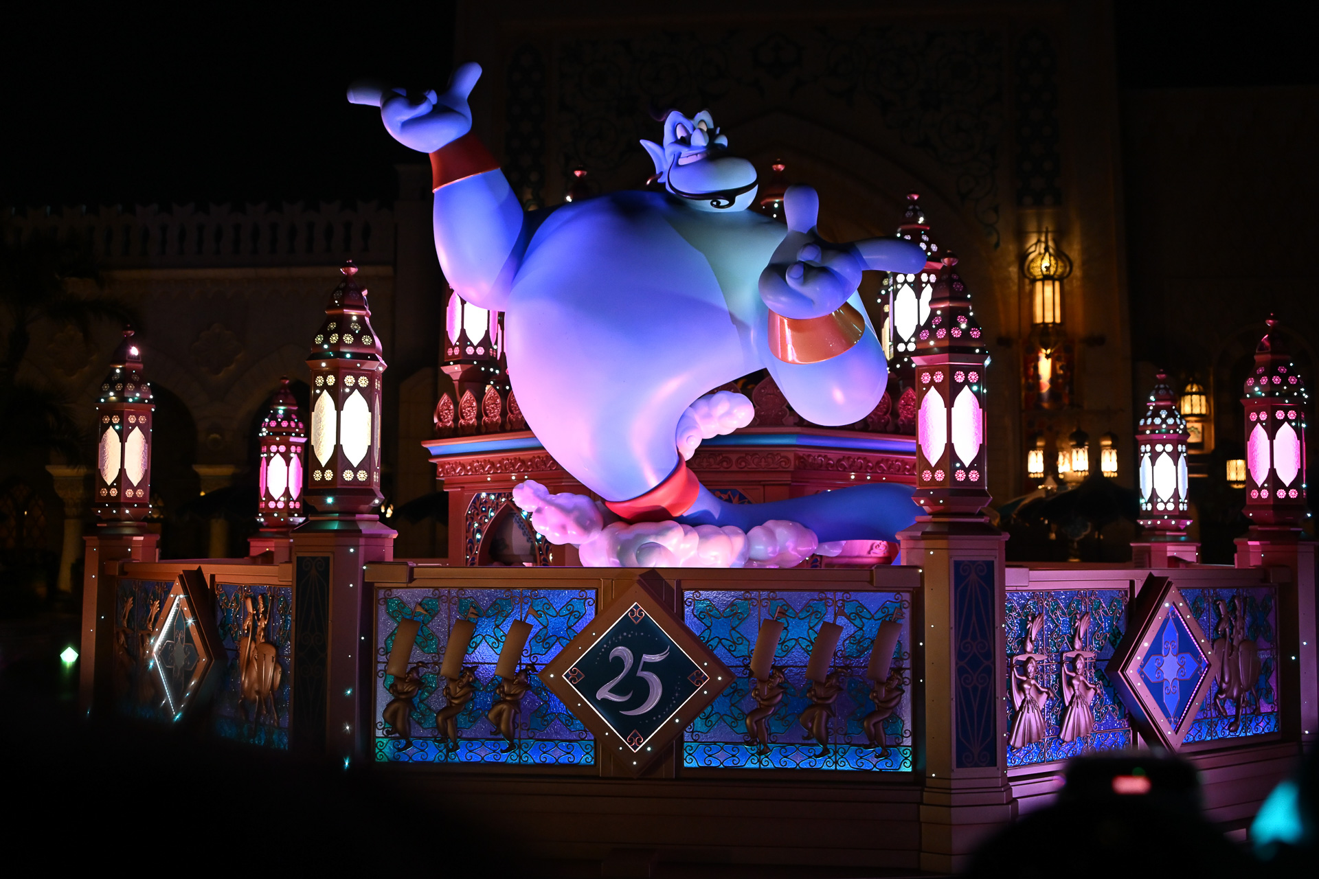 夜のアラビアンコーストでも、ジーニーが主役の環境演出を実施