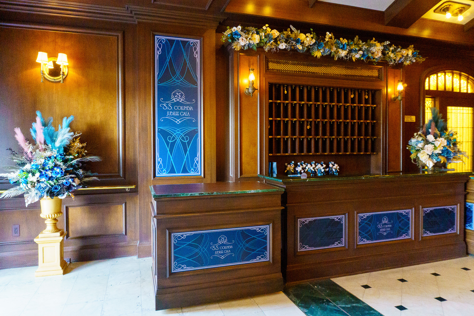 船内は、特別なデコレーションでより華やかな空間に。受付奥に飾られているのが、お土産の「ぬいぐるみバッジセット」