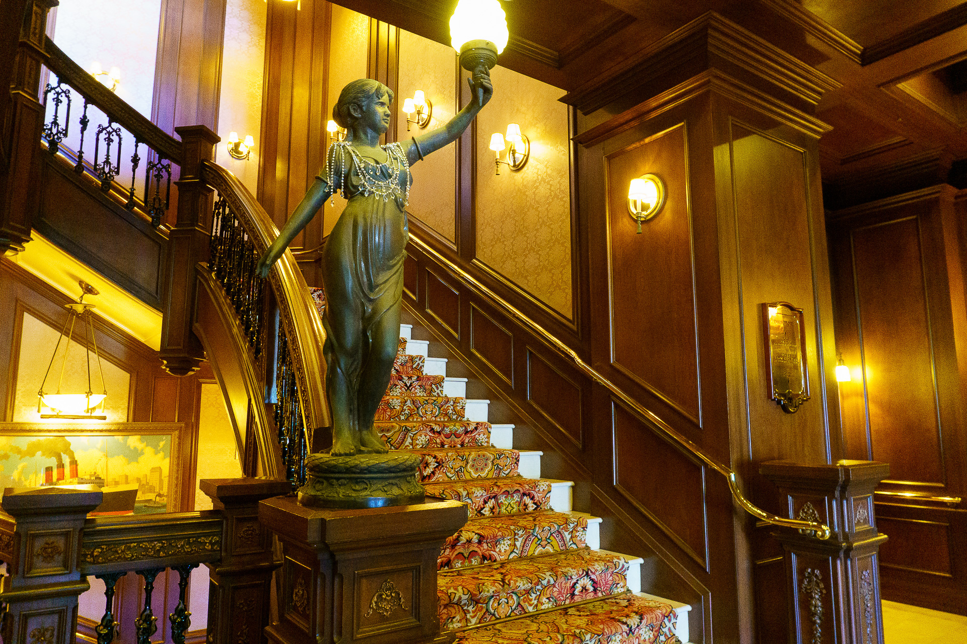 船内は、特別なデコレーションでより華やかな空間に。受付奥に飾られているのが、お土産の「ぬいぐるみバッジセット」