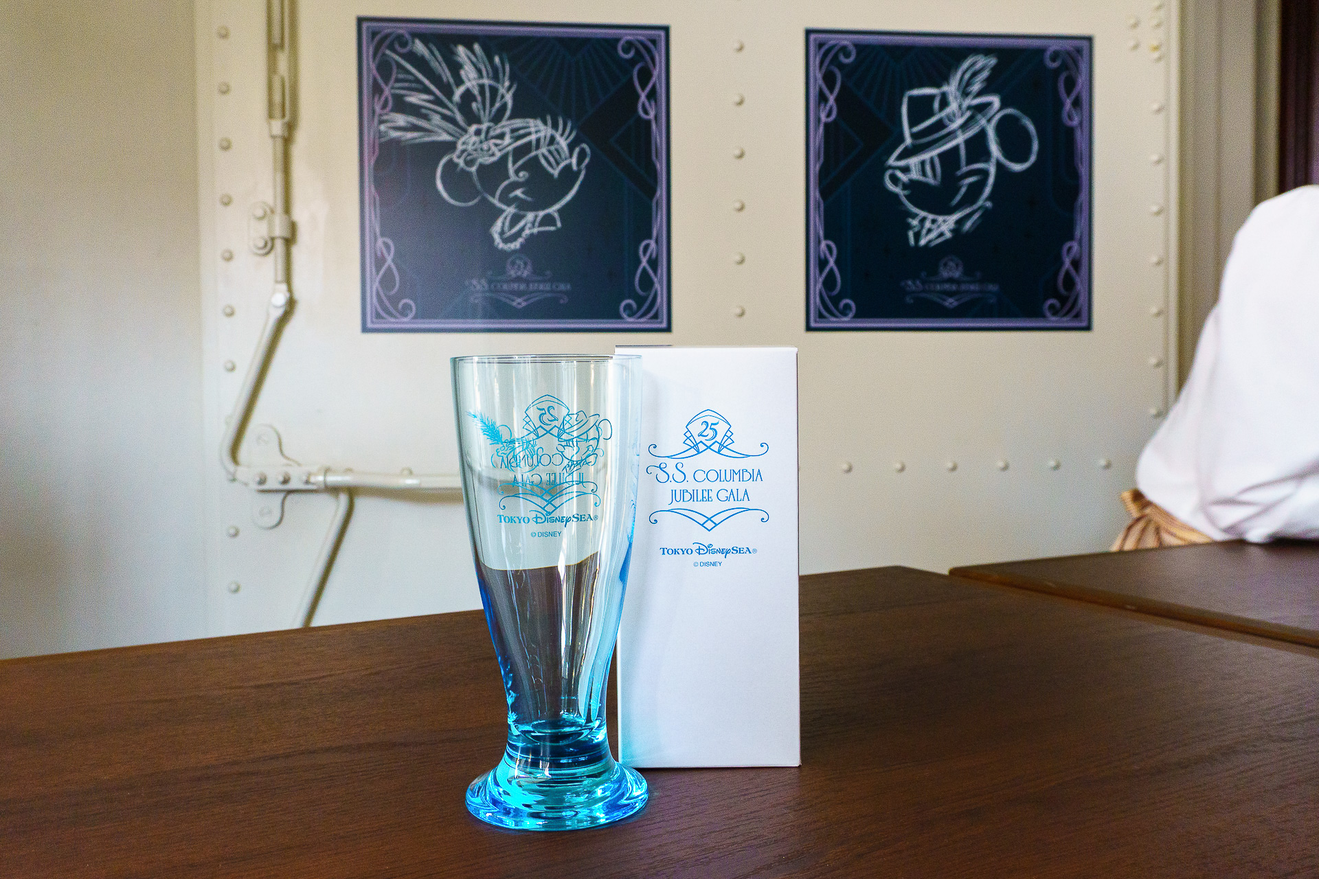 参加者に出口で配布しているスーベニアグラス