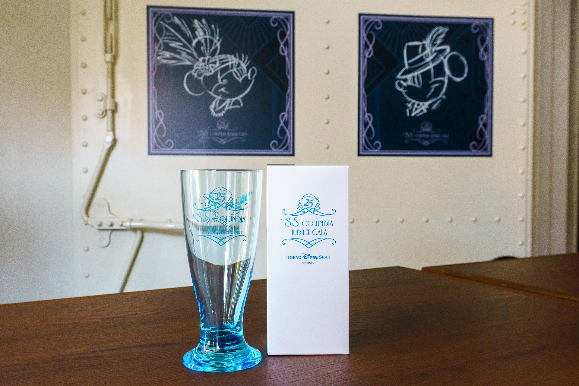 参加者に出口で配布しているスーベニアグラス