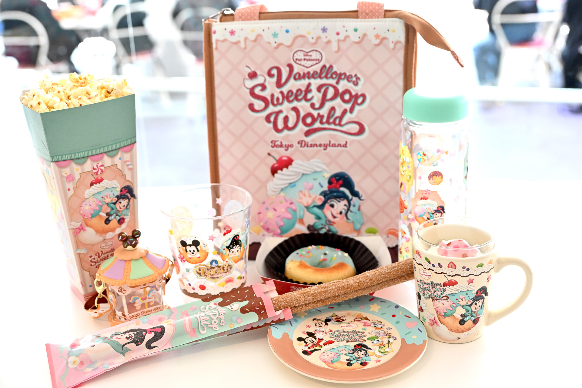 期間限定でさまざまなフードスーベニアを販売中