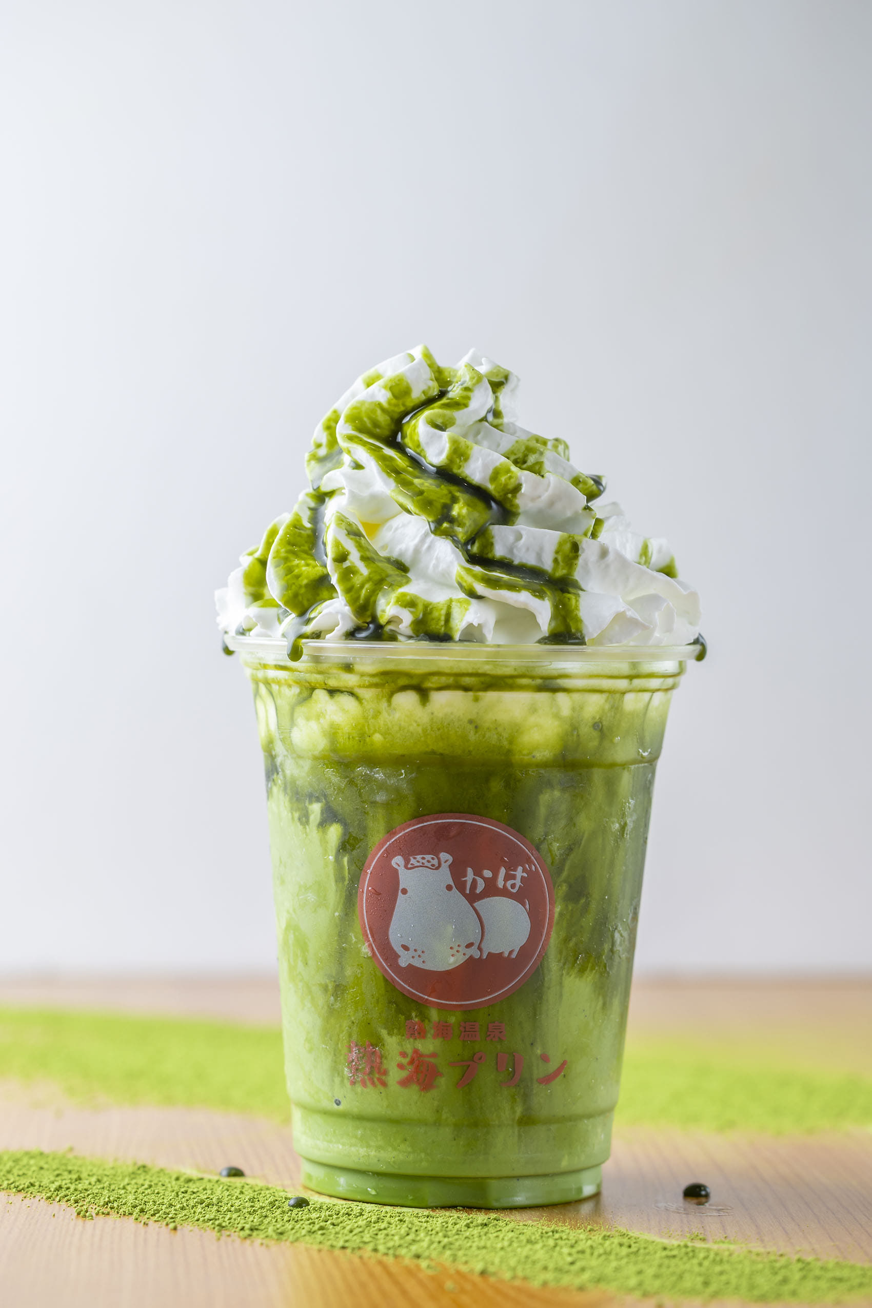 熱海プリンカフェ2nd「むっちゃ抹茶プラッペ」（780円、クッキートッピングは＋50円）。4月11日発売