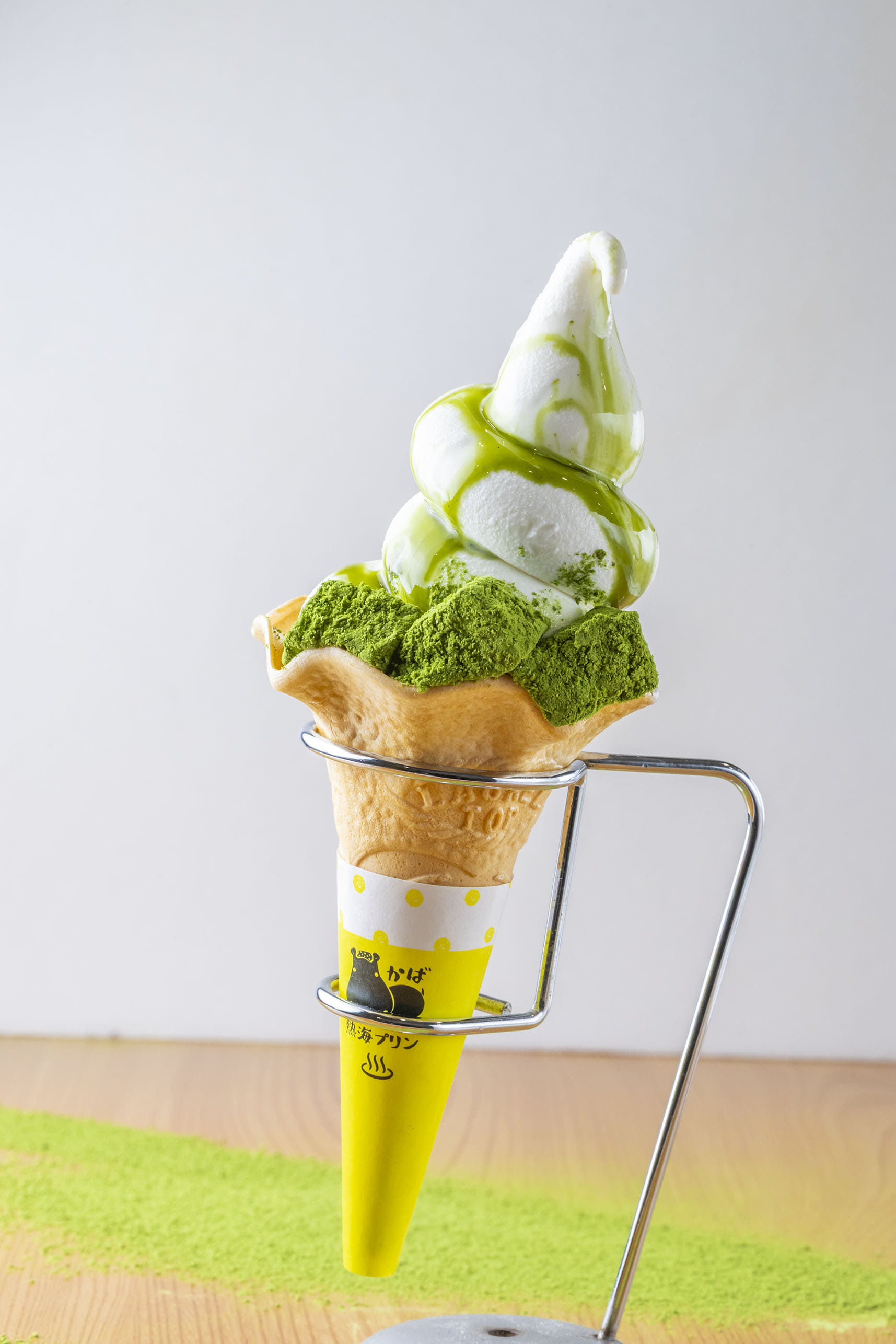 熱海プリンカフェ2nd「抹茶わらび餅ソフト」（600円）。4月11日・12日のみ販売