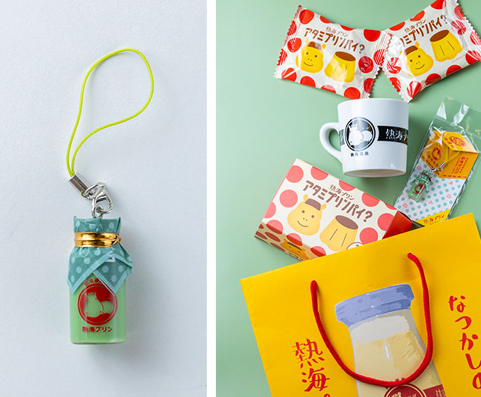 スタンプラリーの景品は3店舗達成で「抹茶プリンのストラップ」、全6店舗達成で「オリジナルマグカップとお菓子のセット」