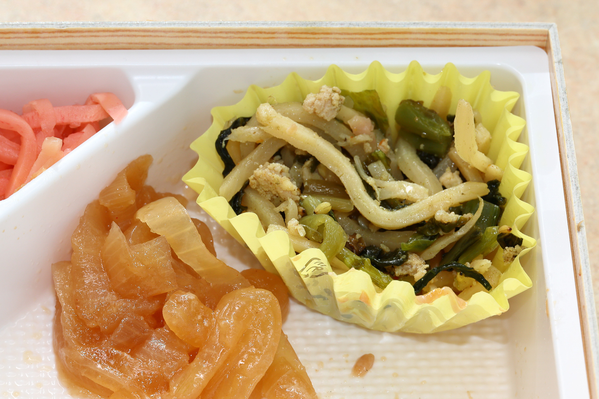 玉ねぎ炒めと筍と高菜と鶏挽肉の炒め煮