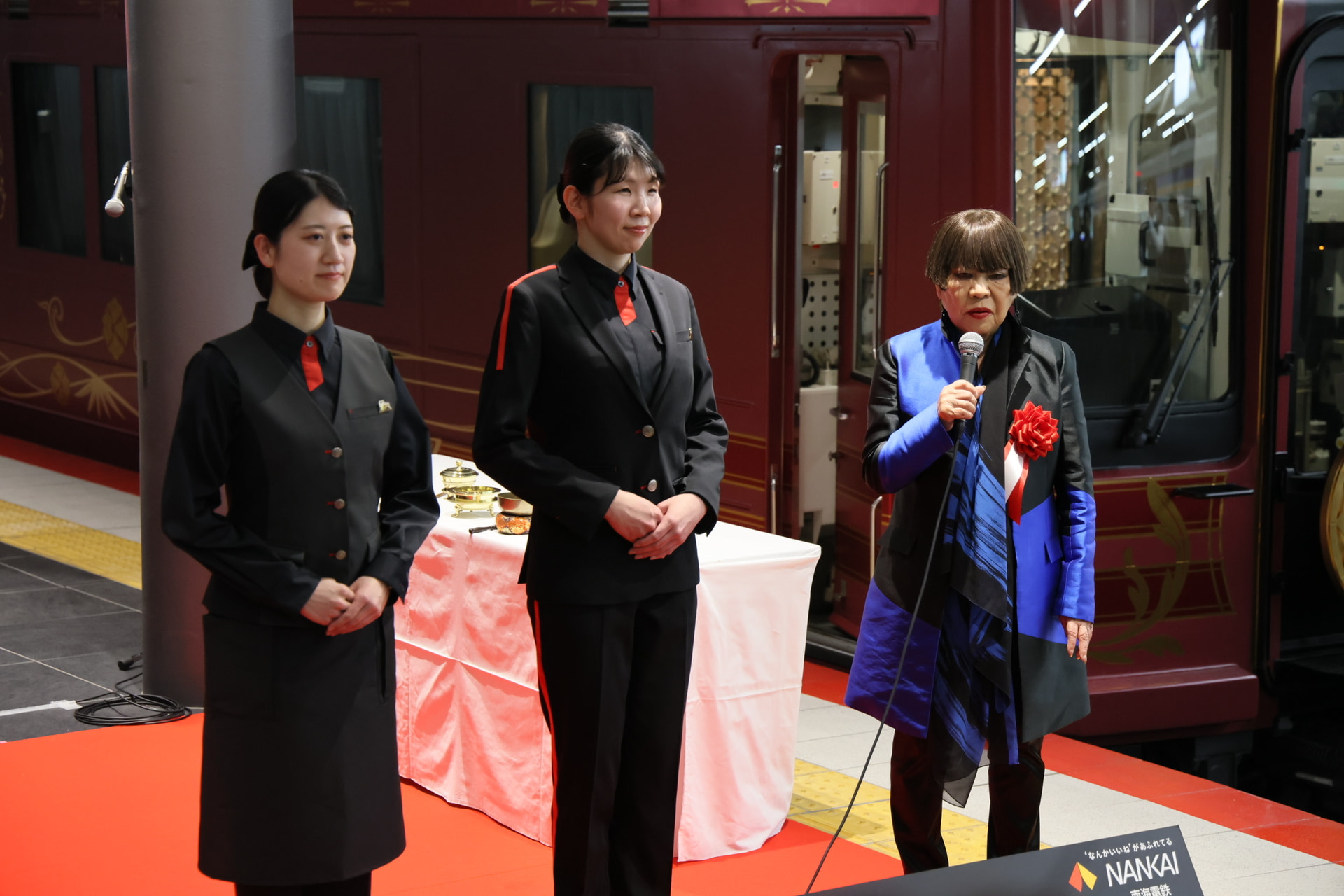 トークセッション。向かって右のアテンダントはジャケットを着用している