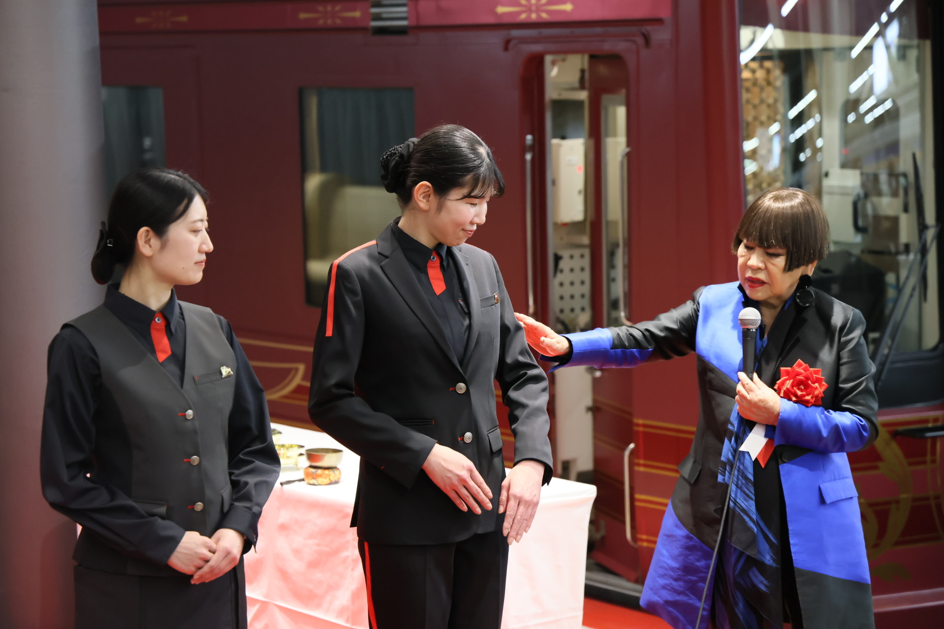 トークセッション。向かって右のアテンダントはジャケットを着用している