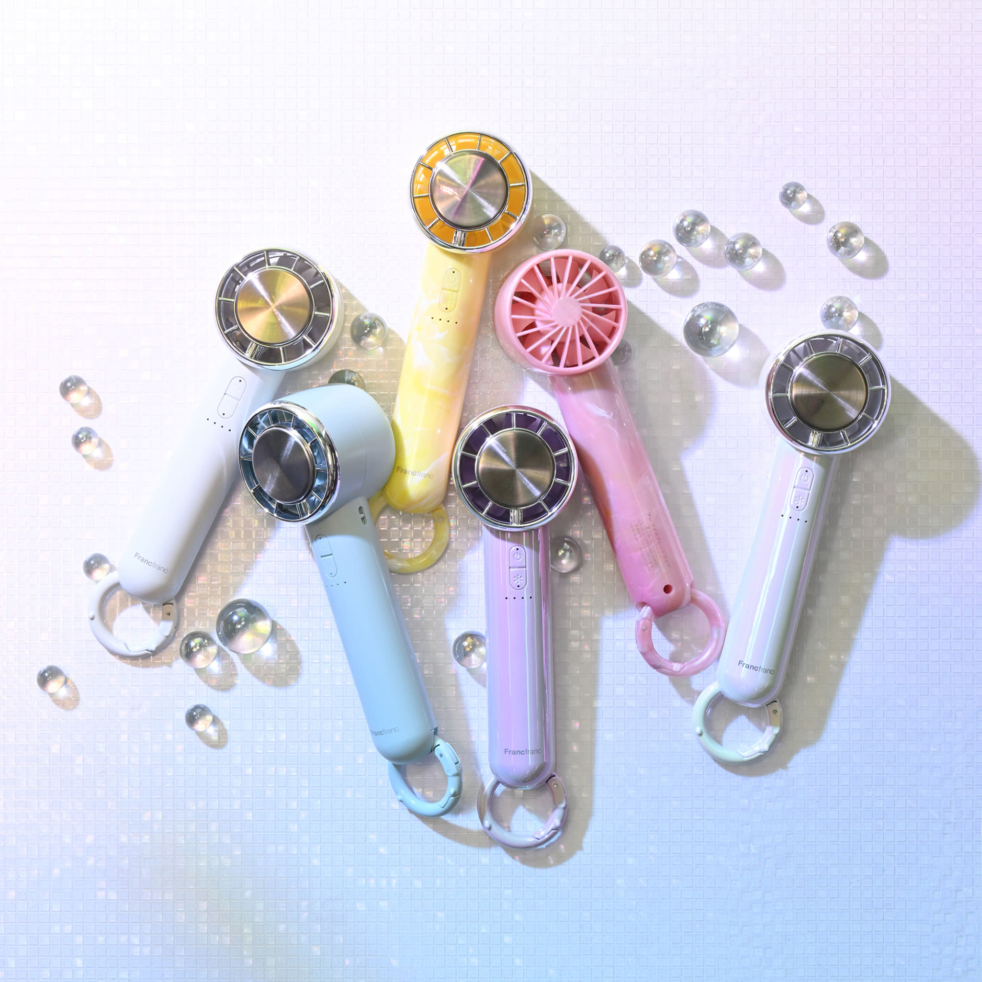 Francfrancから冷却プレートを搭載した新型ハンディファン発売