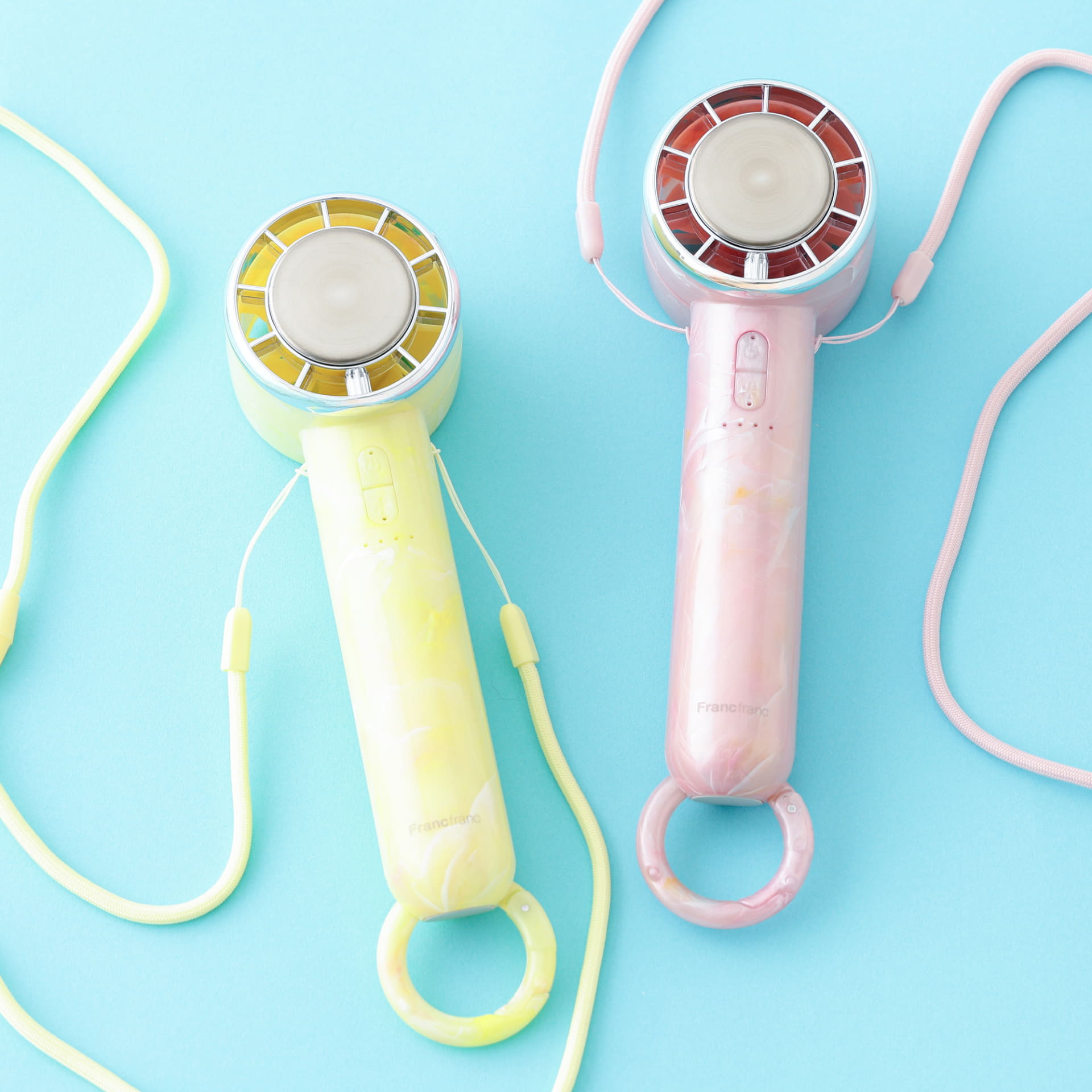 ストラップとカラビナ付属