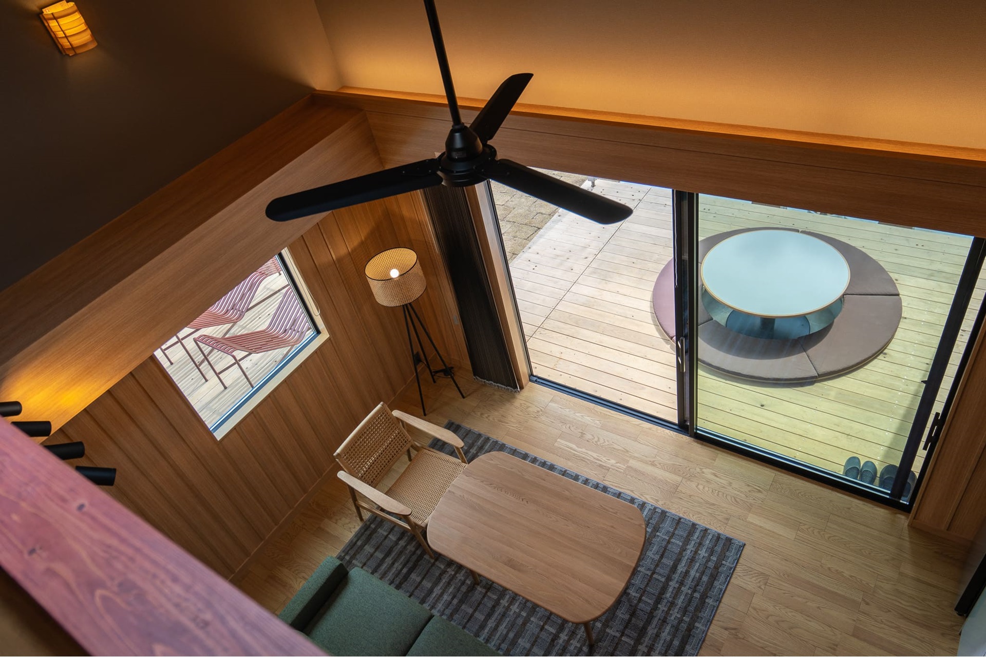 全棟、2階建の室内50m<span class="em sup">2</span>＋屋外ガーデン約100m<span class="em sup">2</span>の造り